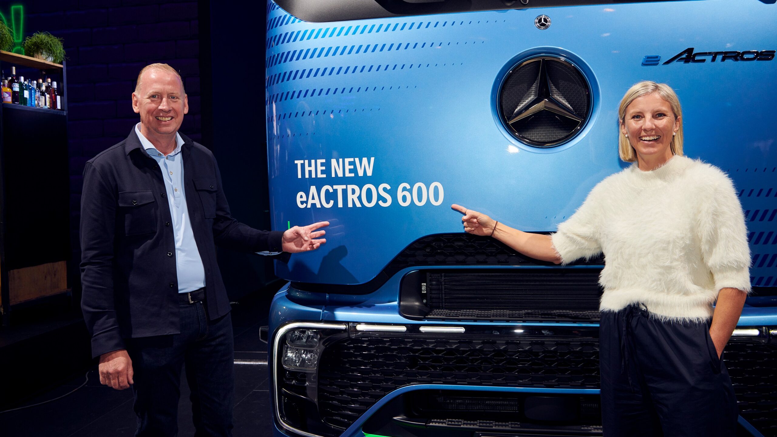 Simon Loos, directeur en eigenaar Simon Loos, en Karin Rådström, CEO Daimler Truck AG.