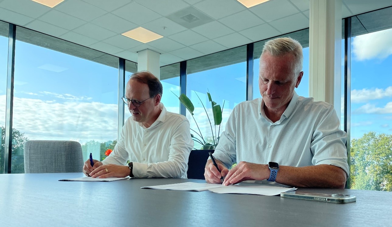 Lambert van Dieren (ceo Westerman Multimodal  Logistics) en Ronald Suurd (ceo Altrex Group) gaan de samenwerking aan.