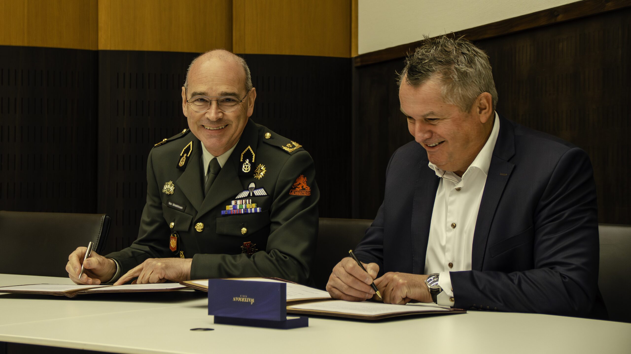De samenwerkingsovereenkomst werd recent ondertekend door generaal Dick van Broekhoven, directeur materieel & diensten van de Koninklijke Landmacht, en Geurt de Groot, managing director van Motrac Intern Transport. 