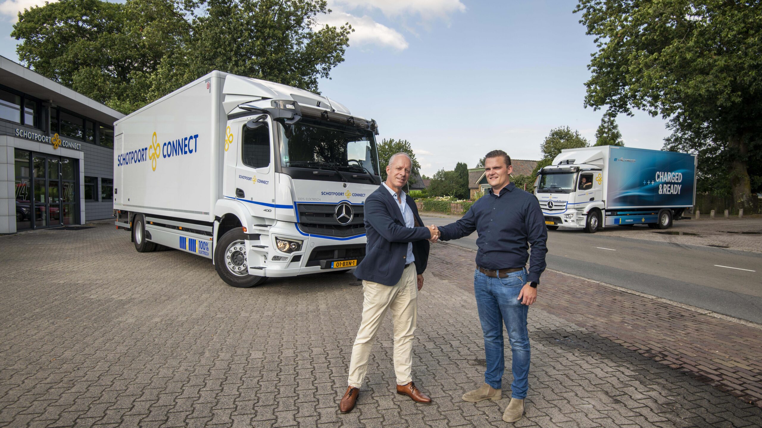 Schotpoort Connect voegde onlangs twee volledig elektrische vrachtwagens aan zijn wagenpark toe. Nadat het bedrijf een eActros 300 van Mercedes-Benz in bruikleen had, schafte het 'vol vertrouwen' een eActros 400 van hetzelfde merk aan. Links op de foto Marc Seesing.