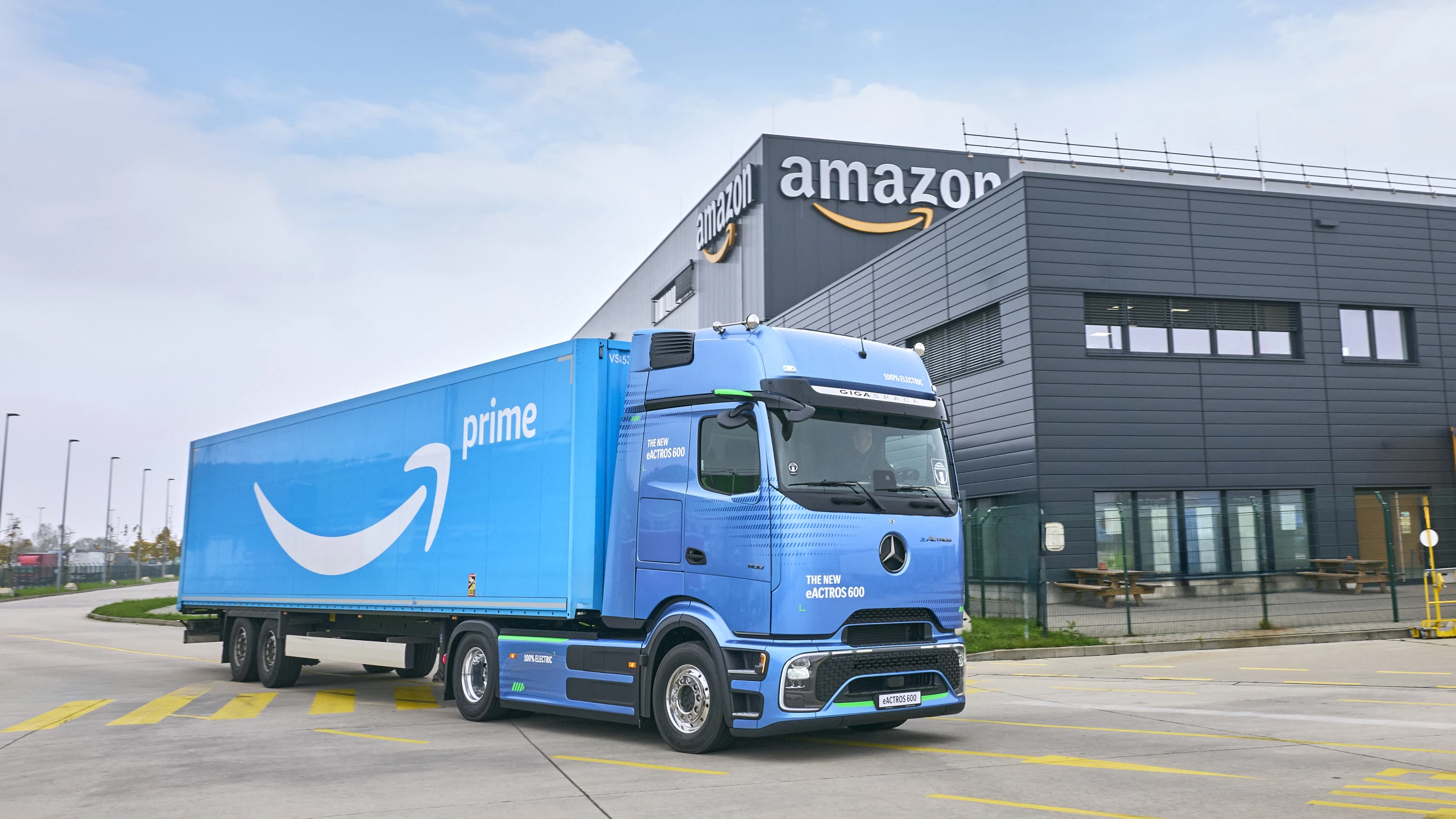 Amazon heeft begin dit jaar een megabestelling geplaatst van 200 Mercedes-Benz eActros 600-trucks. De e-trucks gaan later dit jaar deel uitmaken van de bestaande elektrische vrachtwagenvloot van de webgigant.

