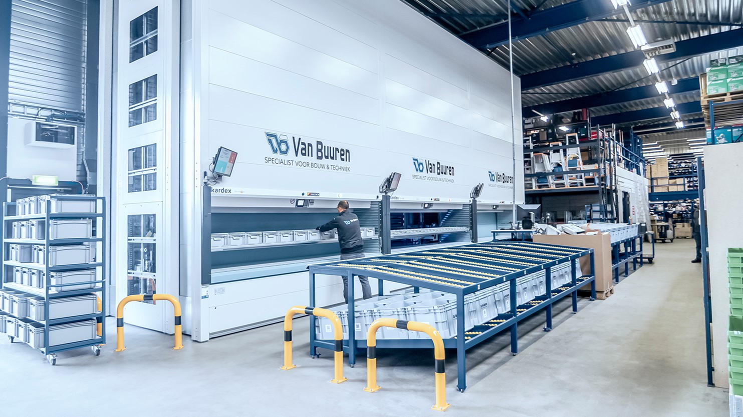 Met drie liftmodules, een softwaregedreven orderpickzone en handscanners van Kardex kan familiebedrijf Van Buuren meer assortiment opslaan en dit sneller verwerken in dezelfde ruimte. 