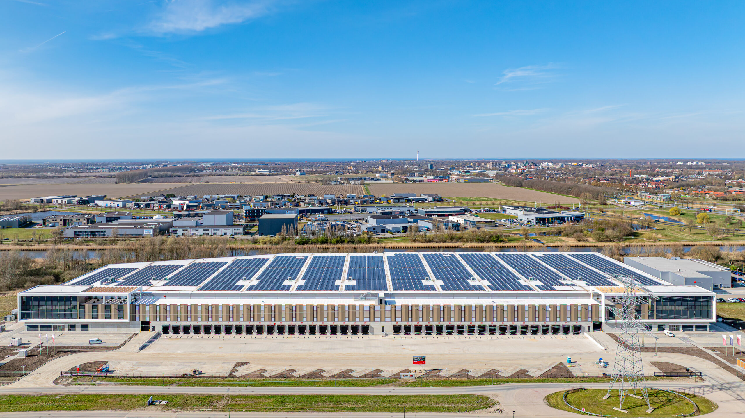 Een andere nieuwe logistieke ontwikkeling binnen de gemeentegrenzen. Op bedrijventerrein Zuiderpark heeft Frasers Property Industrial een warehouse met een totale verhuurbare oppervlakte van ruim 36.000 vierkante meter gerealiseerd. 