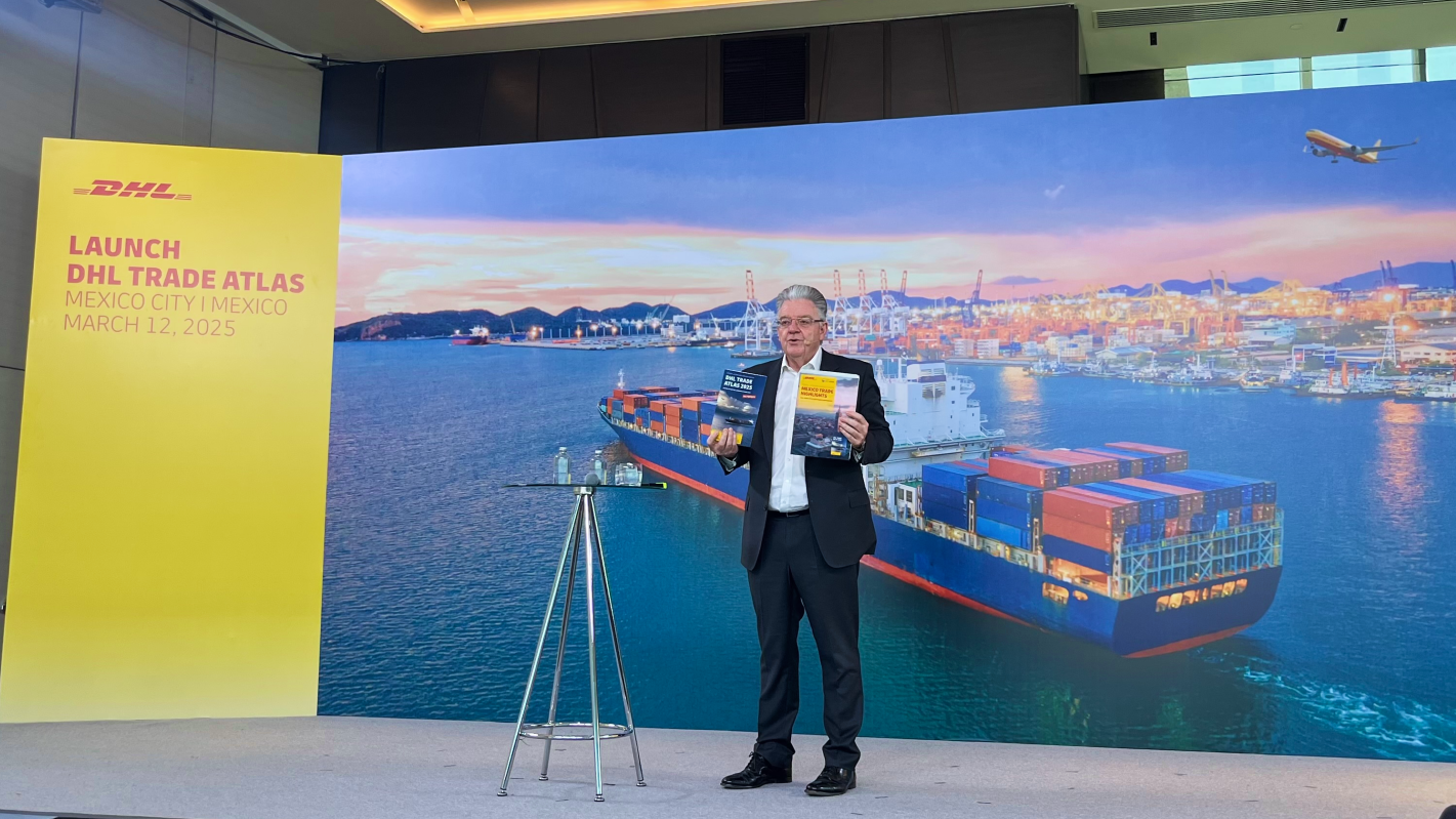 John Pearson, ceo van DHL Express, presenteert de DHL Trade Atlas 2025 in Mexico-Stad.