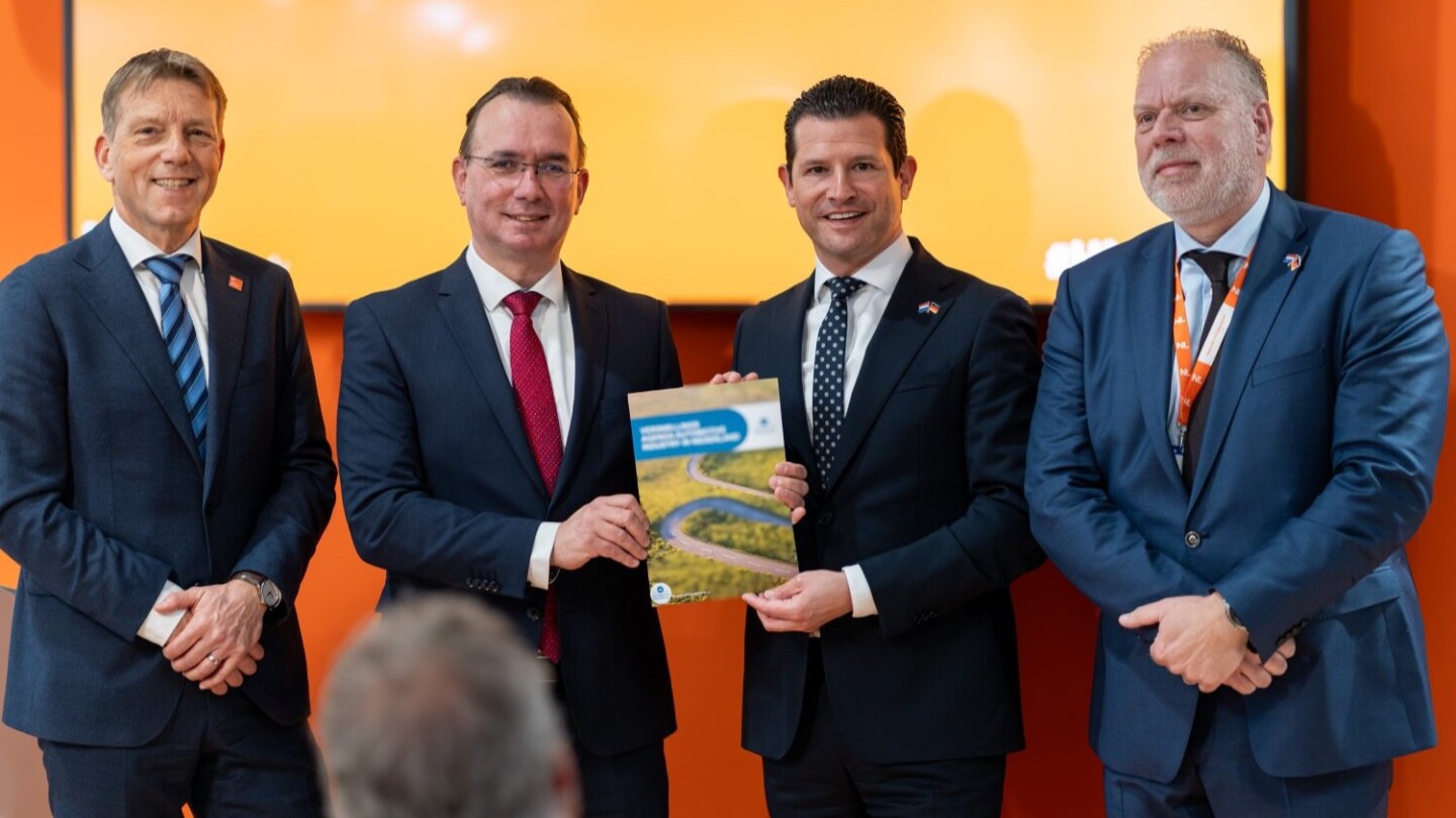 V.l.n.r. Peter Stolk (voorzitter van Holland High Tech), Harald Seidel (ceo DAF Trucks), minister Dirk Beljaarts en Pim Grol (managing director RAI Automotive Industry NL)