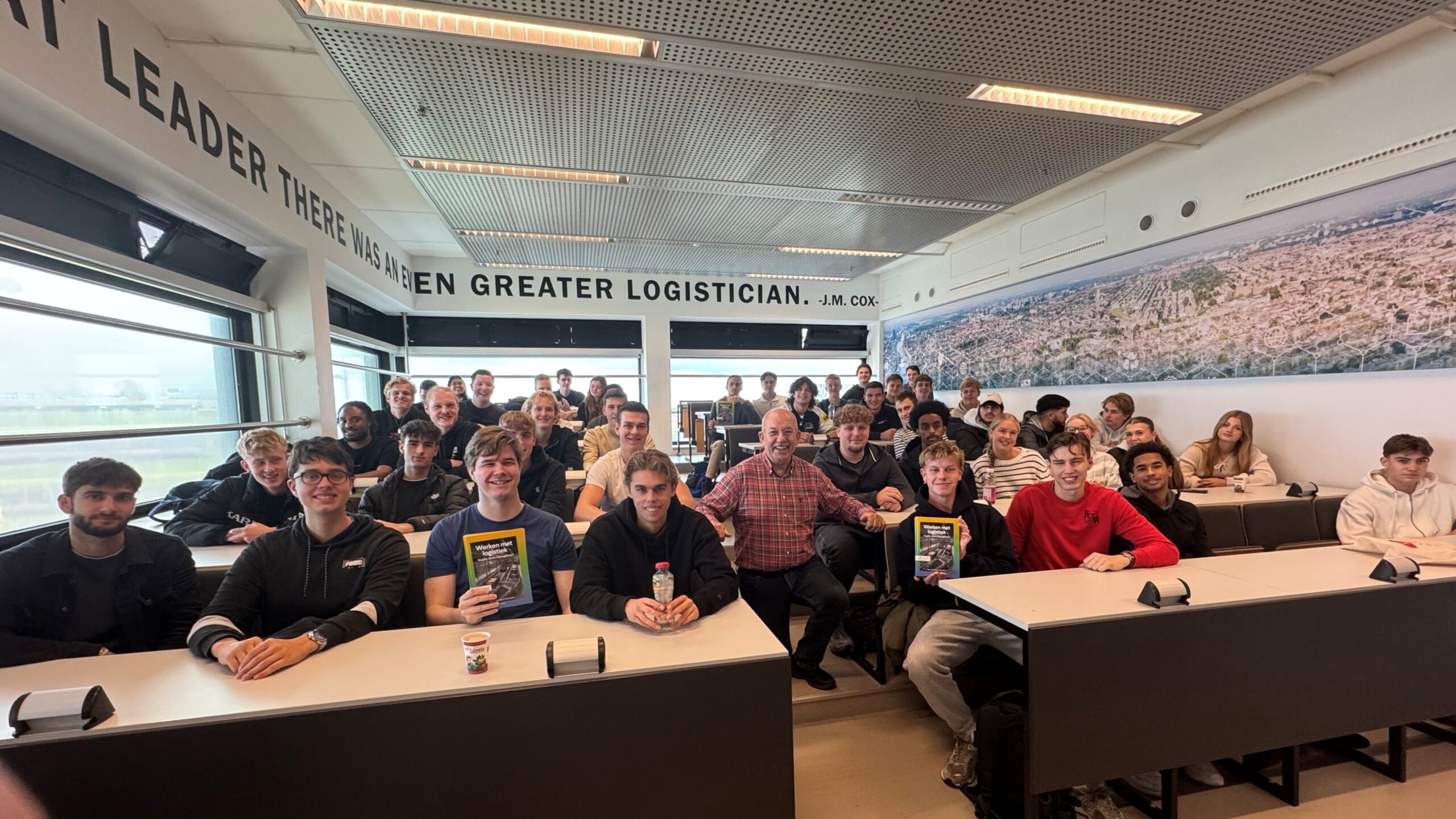 Hessel Visser tijdens een gastles op Hogeschool Rotterdam.