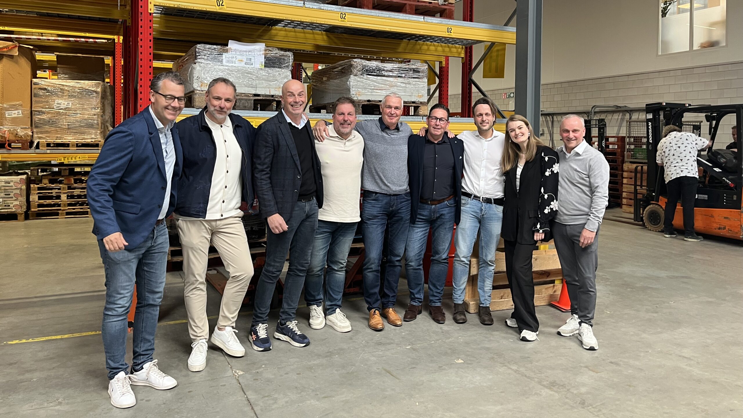 V.l.n.r.: Roy Knelissen (directeur VIA), Mark van den Eng (managing partner UBrands), Paul Custers (directeur VIA), Mike Porton (directeur UBrands), Rob Daamen (managing partner Romabco), Martin van Dijk (ceo Logistic Force), Rutger Alberink (partner Fields Group), Emy Smit (analyst Fields Group), Eric van den Borst (directeur VIA)