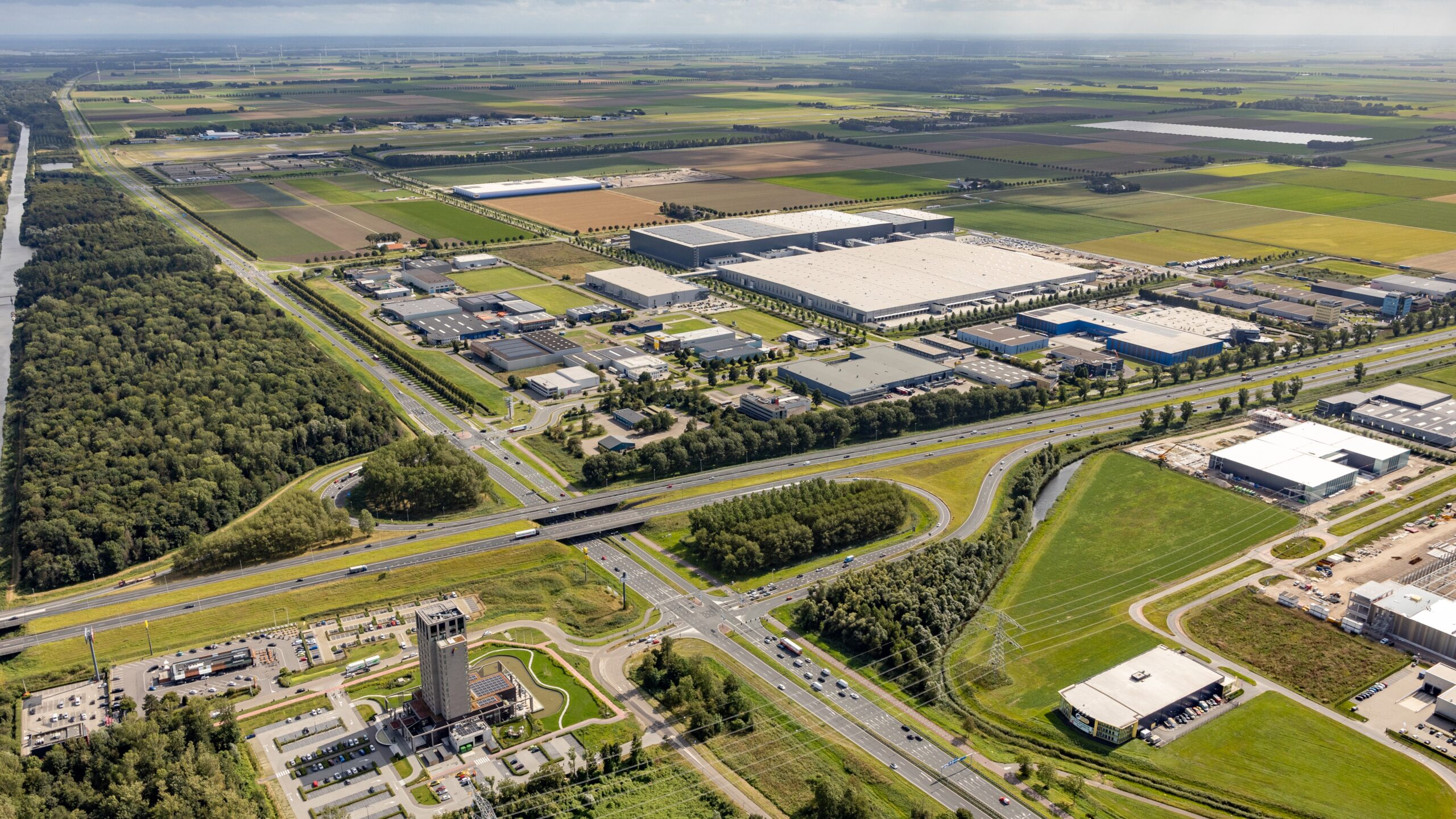 Rechtsboven is het mega-dc van Inditex te zien, waarnaast de truckparking komt. 