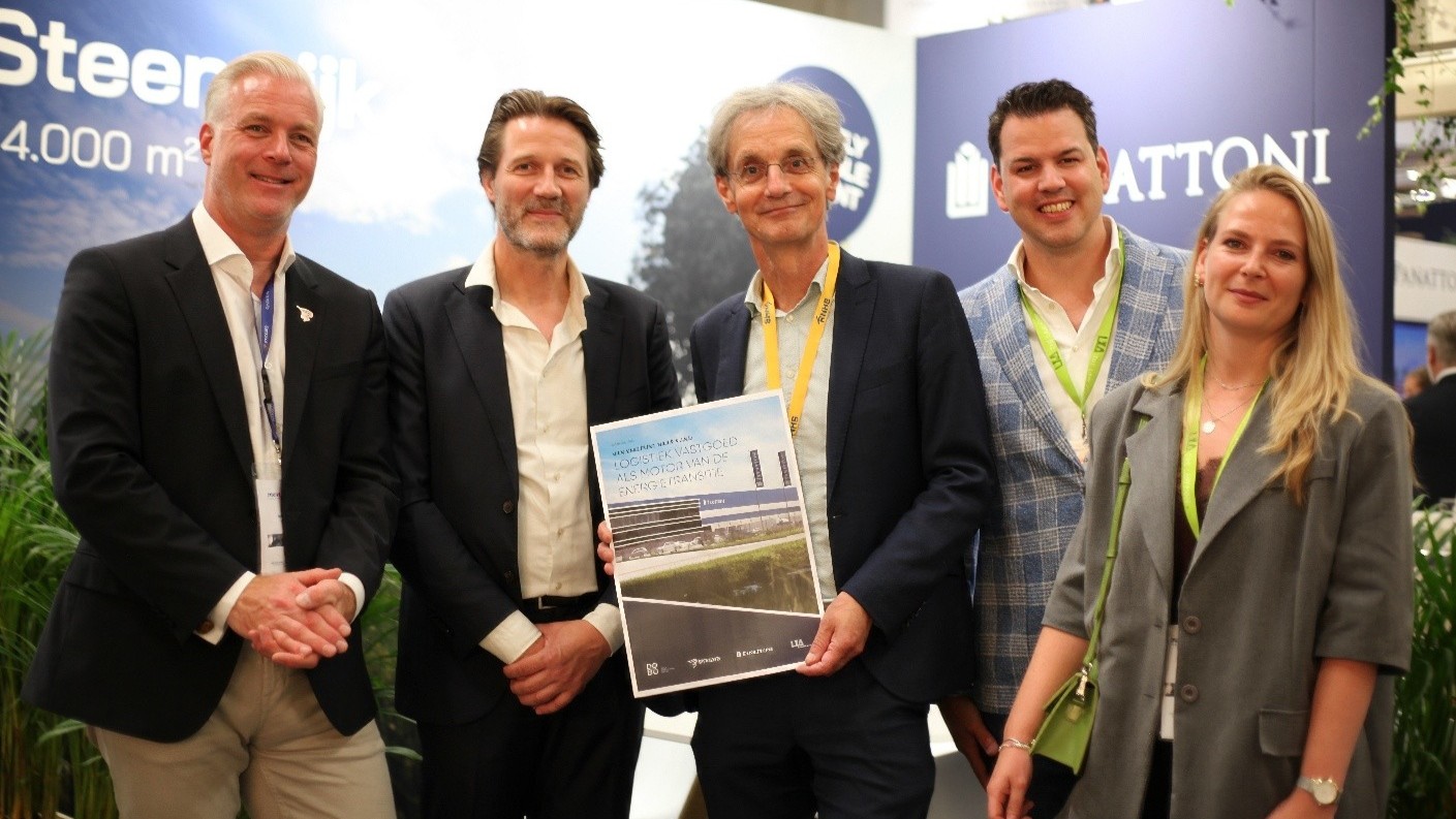 Tijdens vastgoedbeurs Provada lanceerden Dynamis, Panattoni Nederland, DGBC en LXA Advocaten gezamenlijk de whitepaper ‘Van knelpunt naar kans’. Op de foto van links naar rechts: Jeroen Kroondijk (Algemeen Directeur Dynamis), Jeroen Gerritsen (Algemeen Directeur Panattoni Nederland en België), Martin Mooij (Manager Certificering en Programmamanager Paris Proof bij DGBC), Peter Huijbregts (Partner LXA Advocaten) en Eva Bakker (LXA Advocaten).