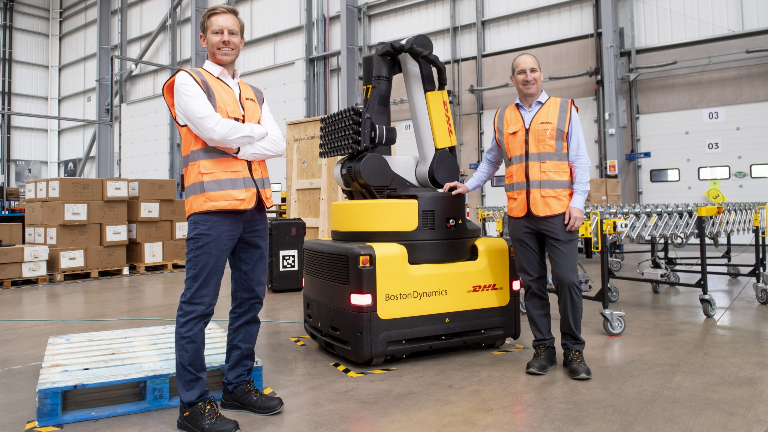 Tim Tetzlaff en Saul Resnick van DHL naast de strechtrobot van Boston Dyanamics