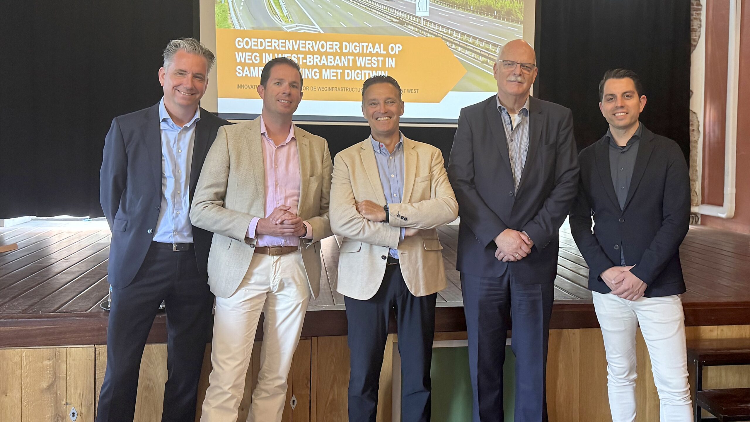V.l.n.r.: Joost de Kruijf (SmartwayZ), Ralph van den Boom (gemeente Bergen op Zoom) Robin Heij (gemeente Roosendaal), Ruud Weijmans (Logistics Community Brabant) en Jeroen Steenbakkers (Argaleo)