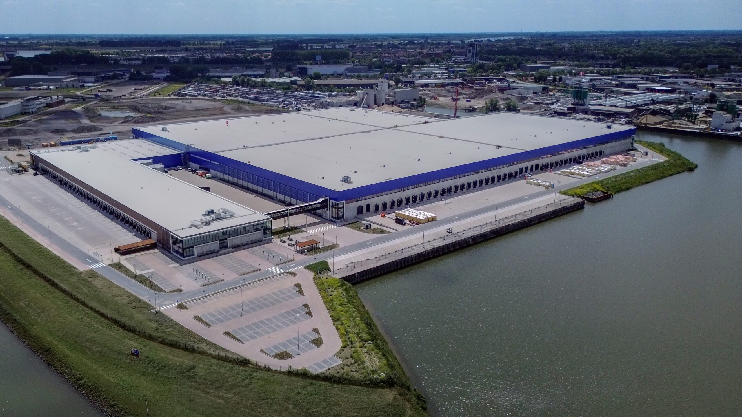 Het nieuwe distributiecentrum van Intergamma in Tiel, Montea's grootste dc tot nu toe. Foto: Montea