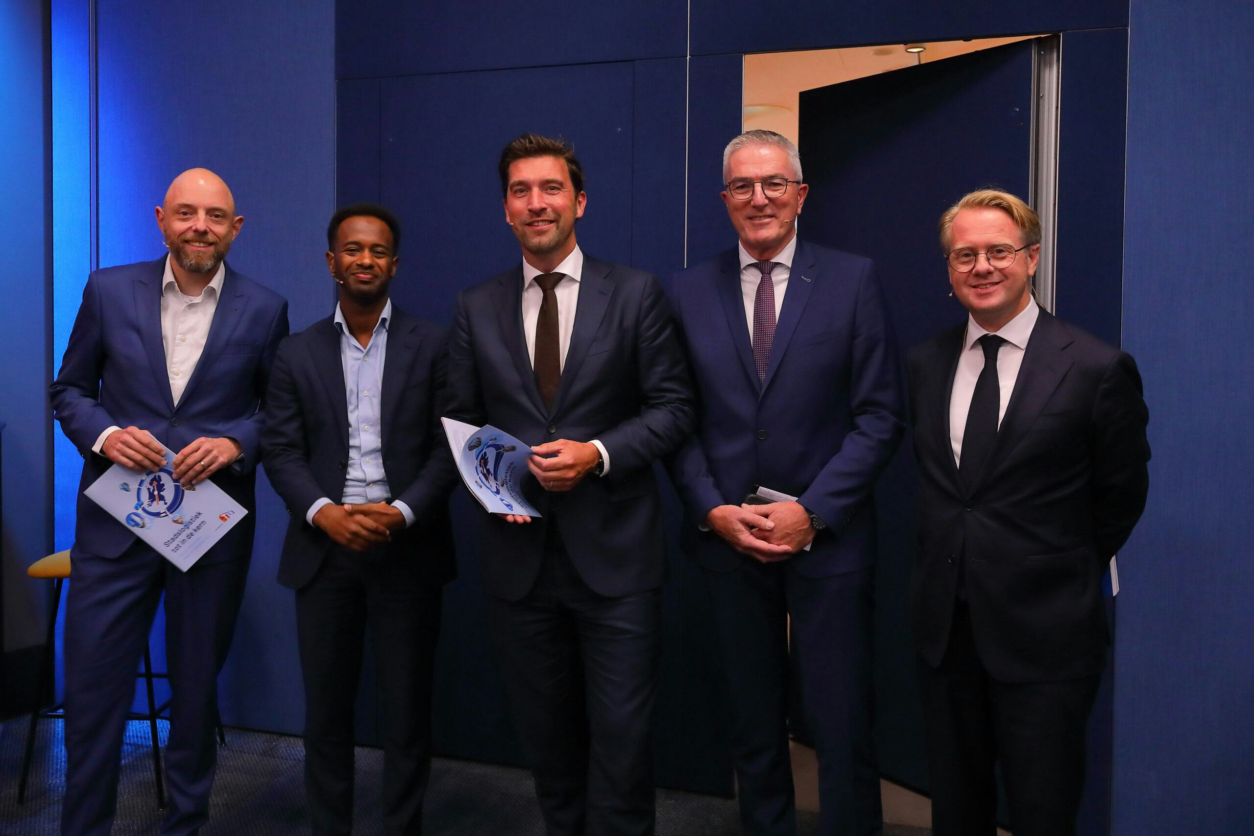 Vijf politici gingen met elkaar in debat. Van links naar rechts: Peter de Groot (VVD), Habtamu de Hoop (GroenLinks-PvdA), Robert van Asten (D66), Henk Jumelet (CDA) en Robert Tieman (BBB).
(Foto: Wilmar Dik)