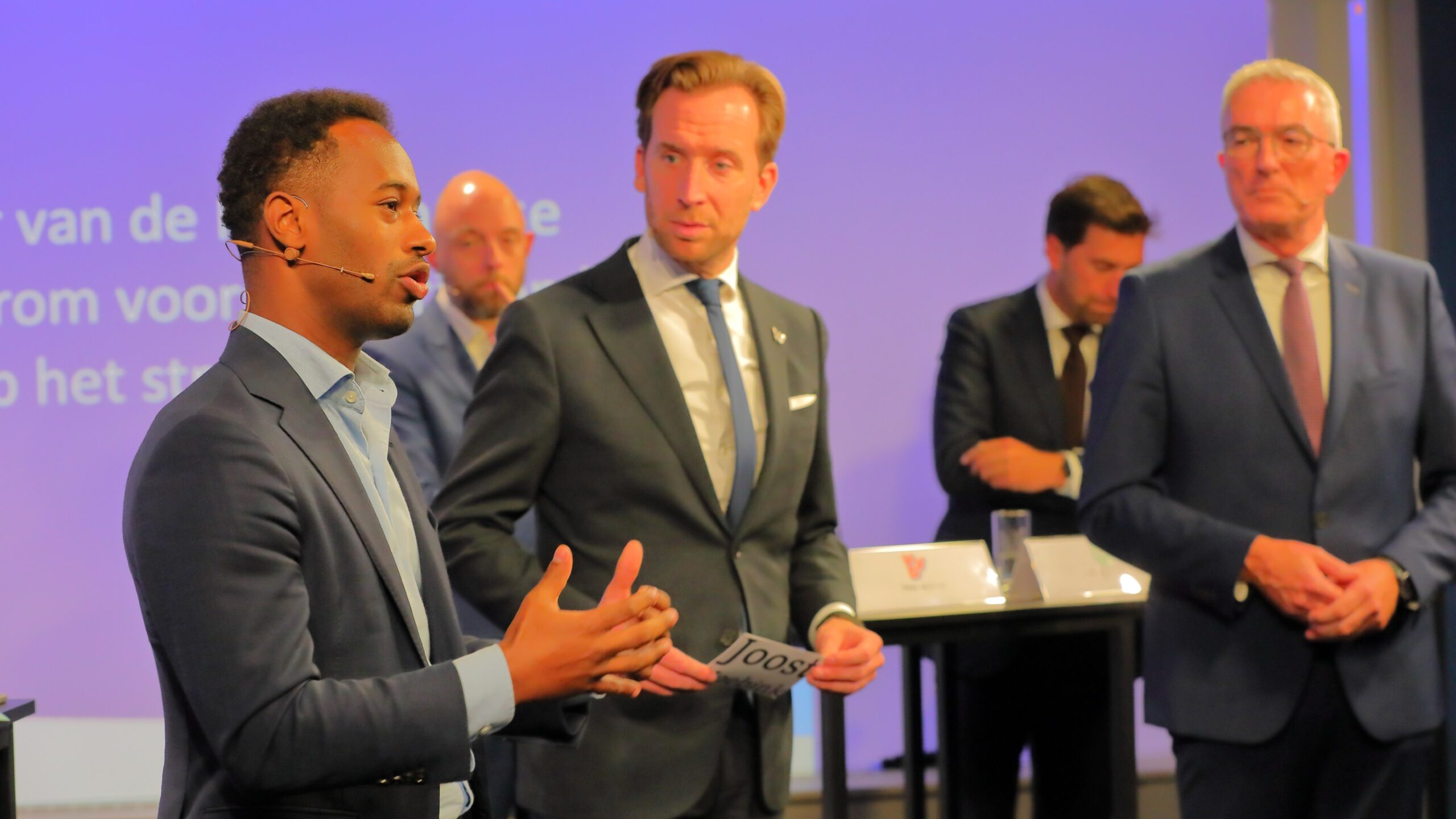 Habtamu de Hoop (GroenLinks-PvdA) benadrukt het belang van de logistieke sector, maar hij vindt dat woningen en de zorg eerder voorrang moeten krijgen bij de aanvraag van een zwaardere stroomaansluiting. 
(Foto: Wilmar Dik)