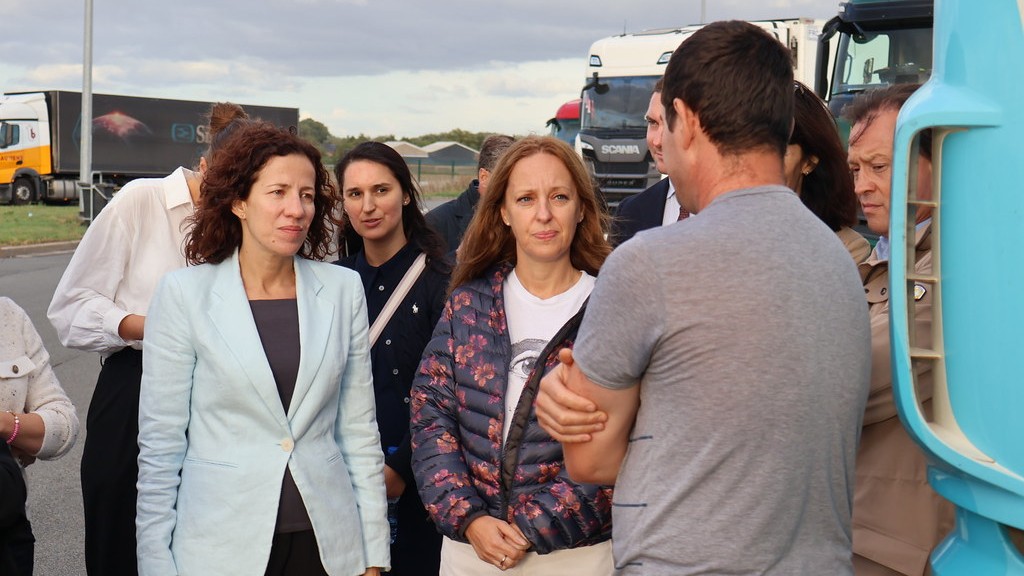 EU-vicepresident Roxana Mînzatu en Raluca Marian, directeur EU-belangenbehartiging bij IRU