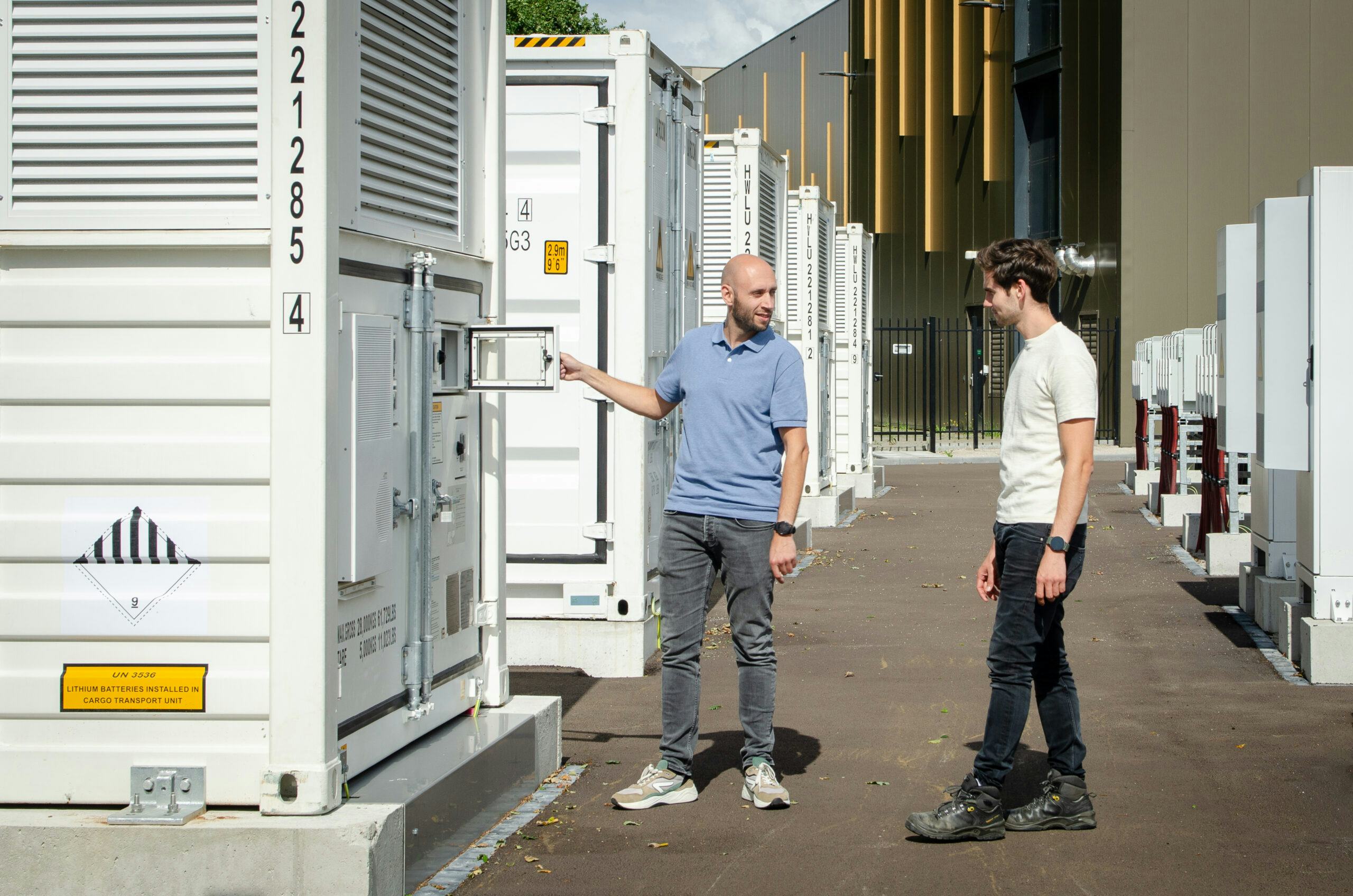 Teun van Sinten (Covolt) en Paul van Acht (Van Acht Logistics) bij de batterijcontainers die samen met zonnepanelen en slimme aansturing de elektrificatie van het wagenpark mogelijk maken.