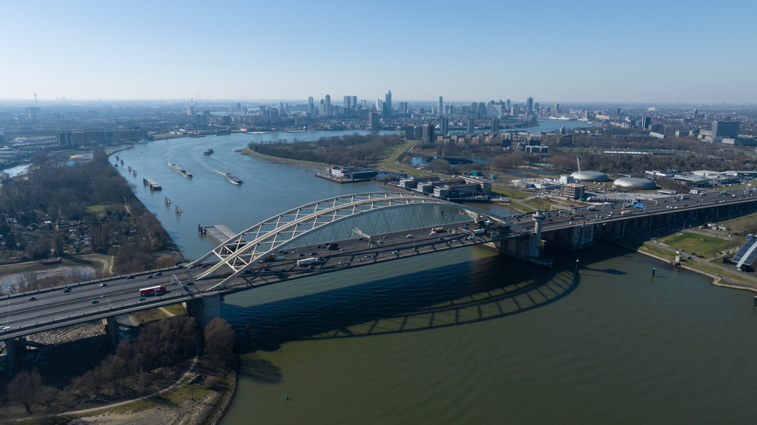 Er liggen grote infrastructurele uitdagingen. Veel wegen en bruggen in ons land zijn dringend aan renovatie toe.  
(Foto: Make More Aerials / Shutterstock)