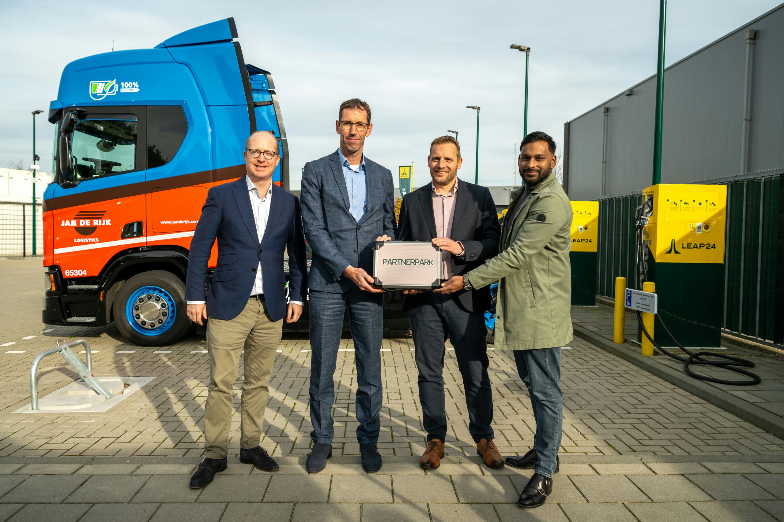 Jan de Rijk Logistics zet elektrische vrachtwagens in die worden opgeladen bij LEAP24-stations in Zwolle en Roermond.