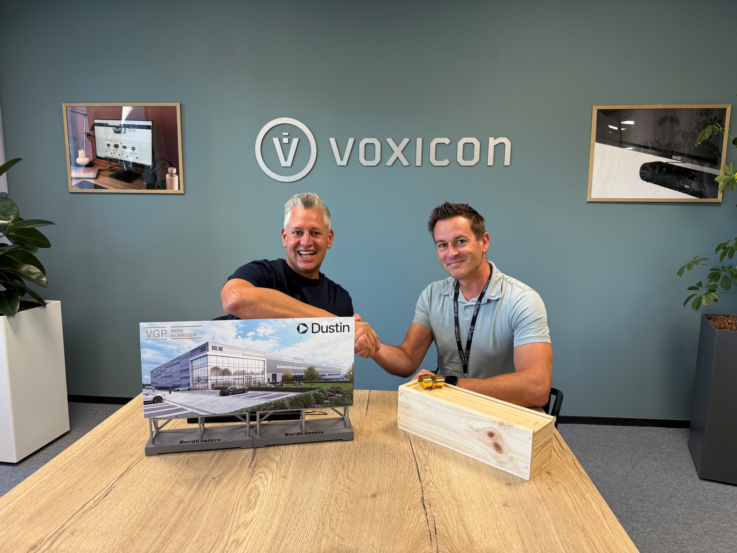 Frank van der Leest (rechts): ‘De A15 en binnenvaartterminal zorgen voor optimale bereikbaarheid, en onze medewerkers kunnen hier prettig werken; met OV, fietsroutes en groene wandelpaden.’