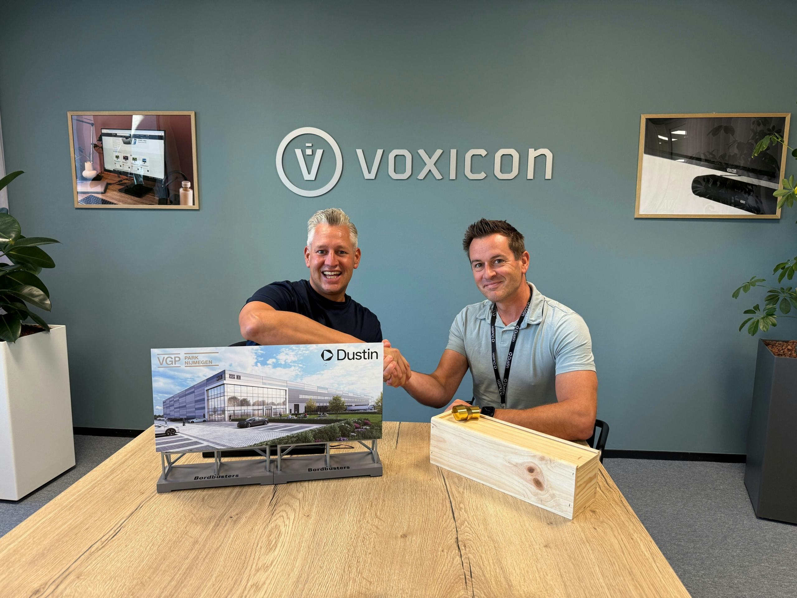 Frank van der Leest (rechts): ‘De A15 en binnenvaartterminal zorgen voor optimale bereikbaarheid, en onze medewerkers kunnen hier prettig werken; met OV, fietsroutes en groene wandelpaden.’