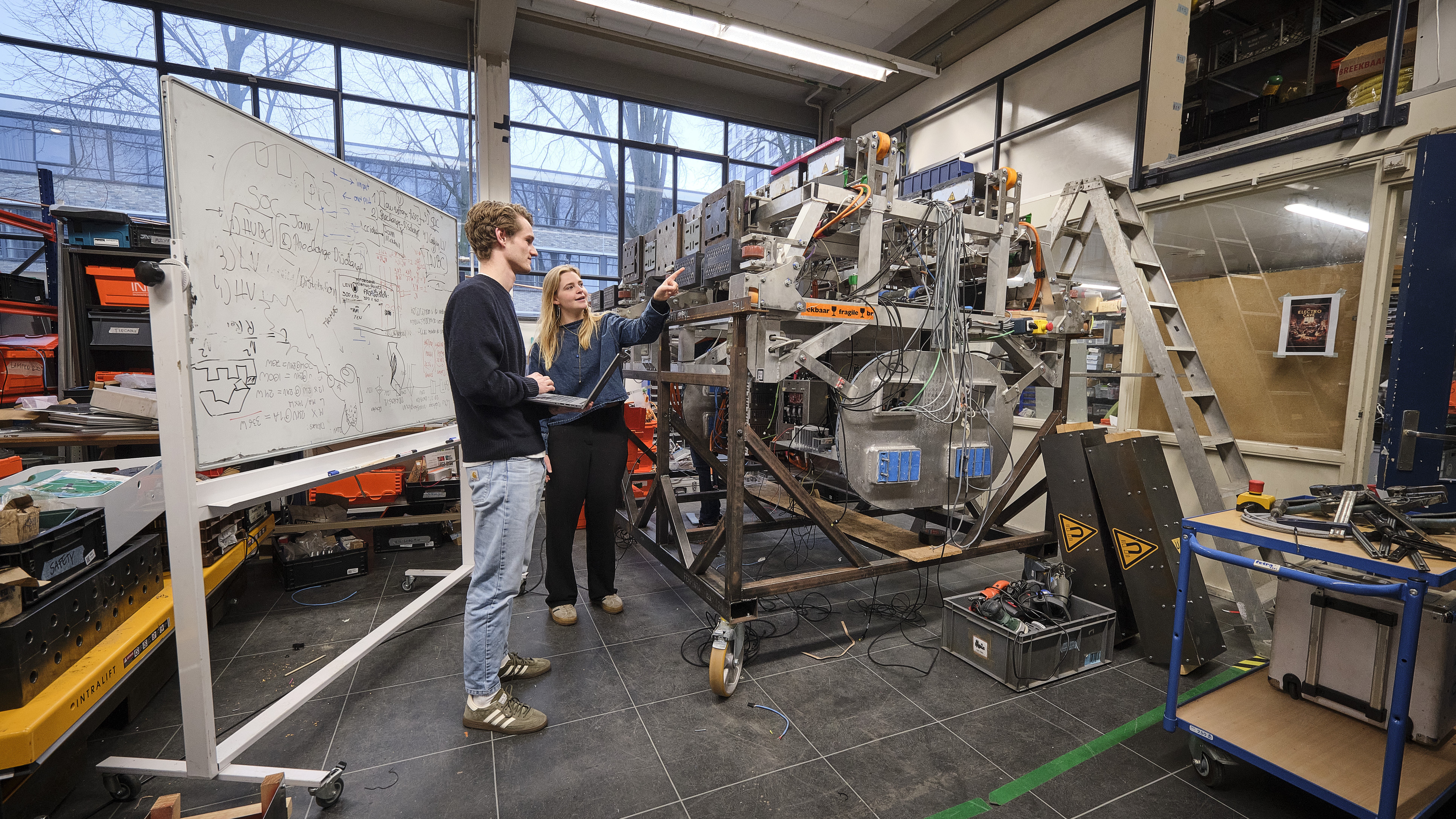 Joost van Niekerk en Elise Terwogt van het tiende studententeam in Delft bij de hyperloop-pod. Foto: Fred Libochant