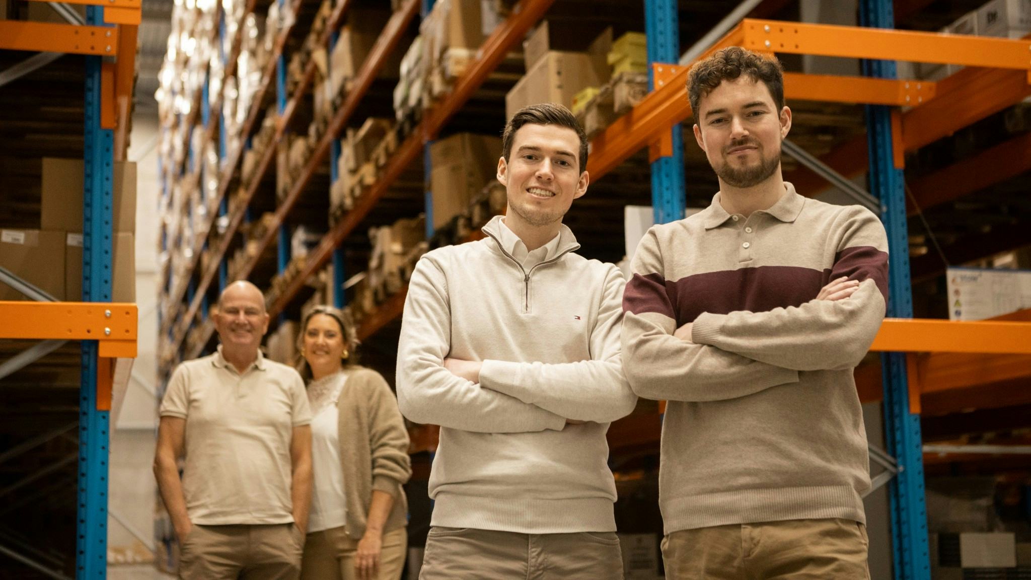 Broers Tijn (l) en Sjors (r) Hexspoor, met Silvan Hexspoor en Susanne Bolck op de achtergrond. Foto: Isabel Hexspoor