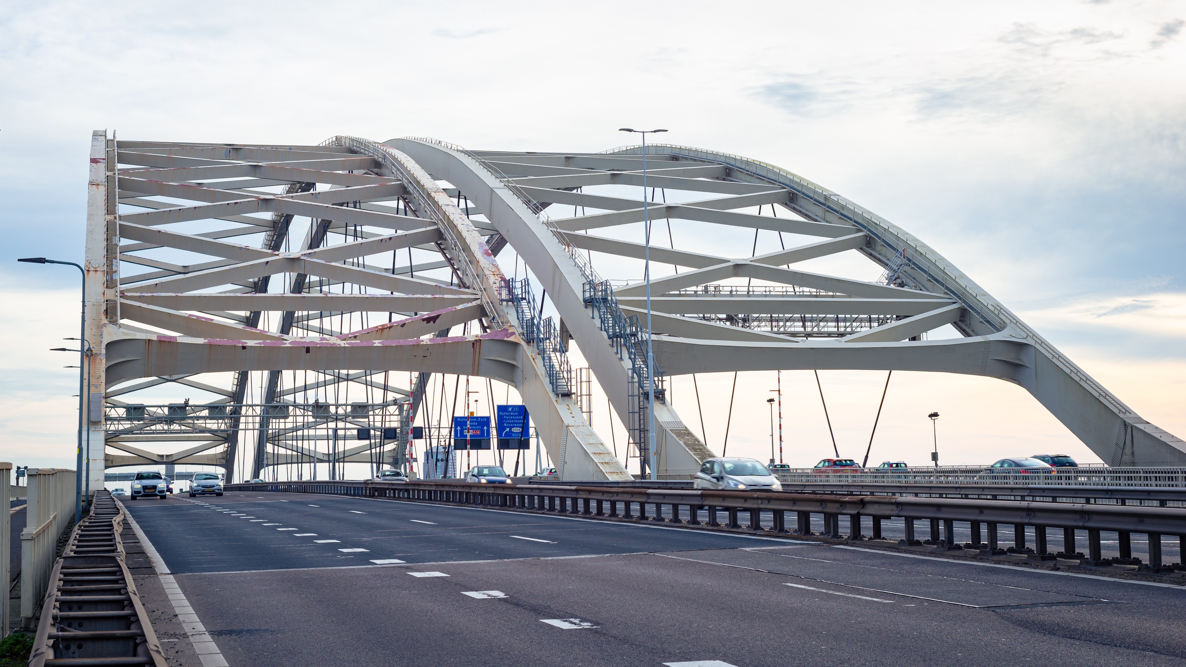 De Van Brienenoordbrug in Rotterdam werd geopend in 1965. Onderhoud is dringend nodig. (Foto: Menno Van der Haven / Shutterstock)