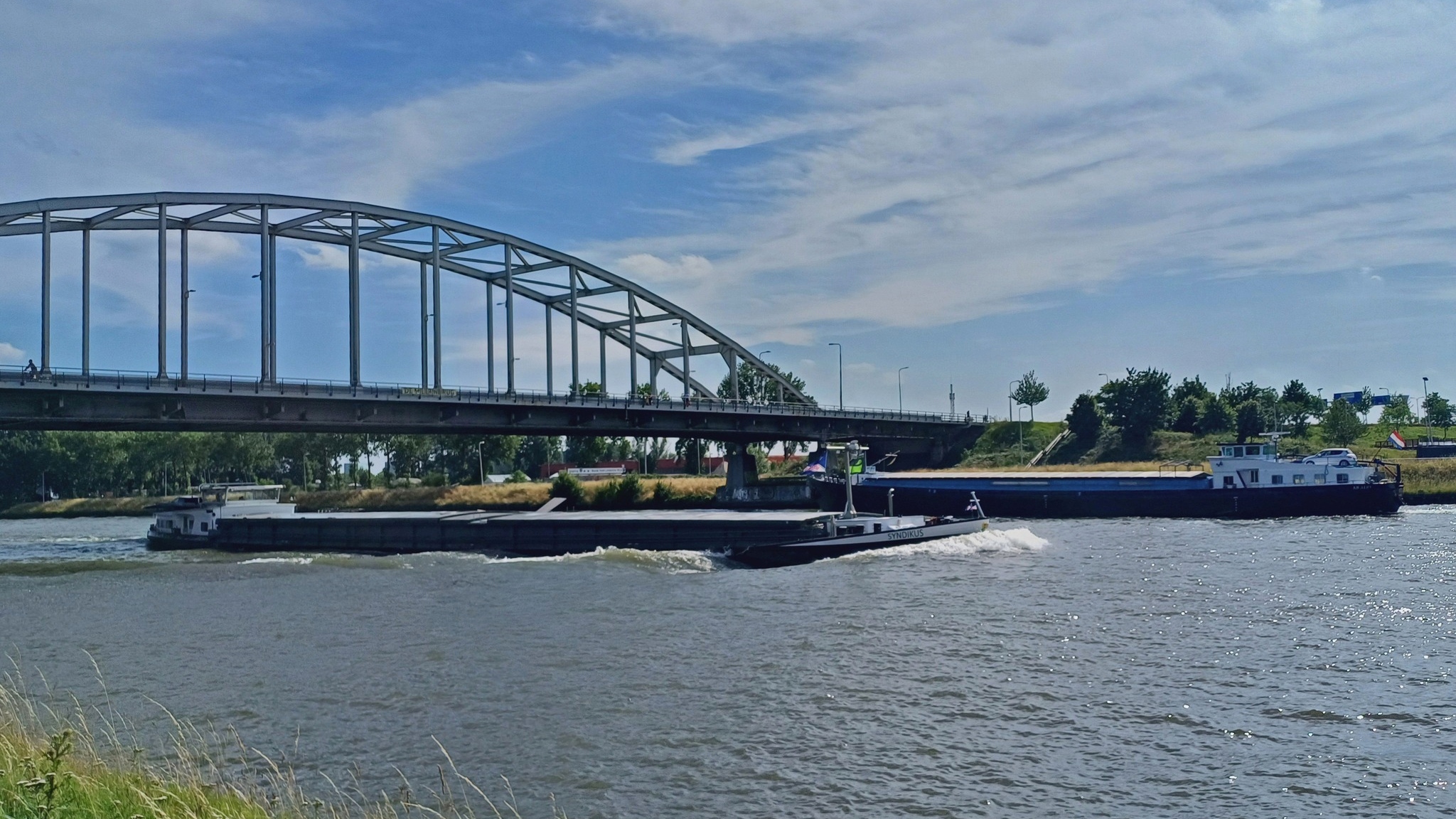 Binnenvaartschepen bij de spoorbrug op het Amsterdam-Rijnkanaal in Utrecht. Foto: Tessa Heerschop