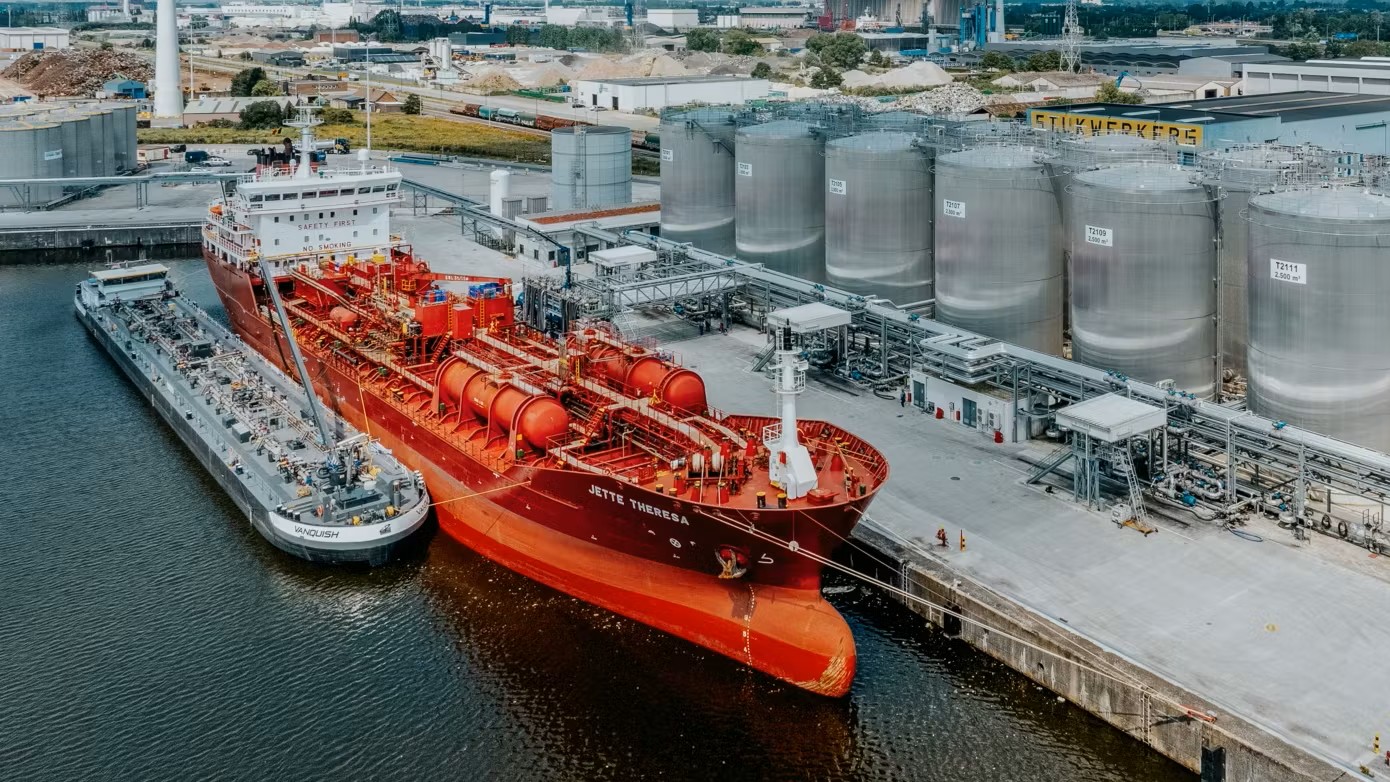 Ship-to-ship bunkering bij het Zuiddok in Gent. Foto: North Sea Port