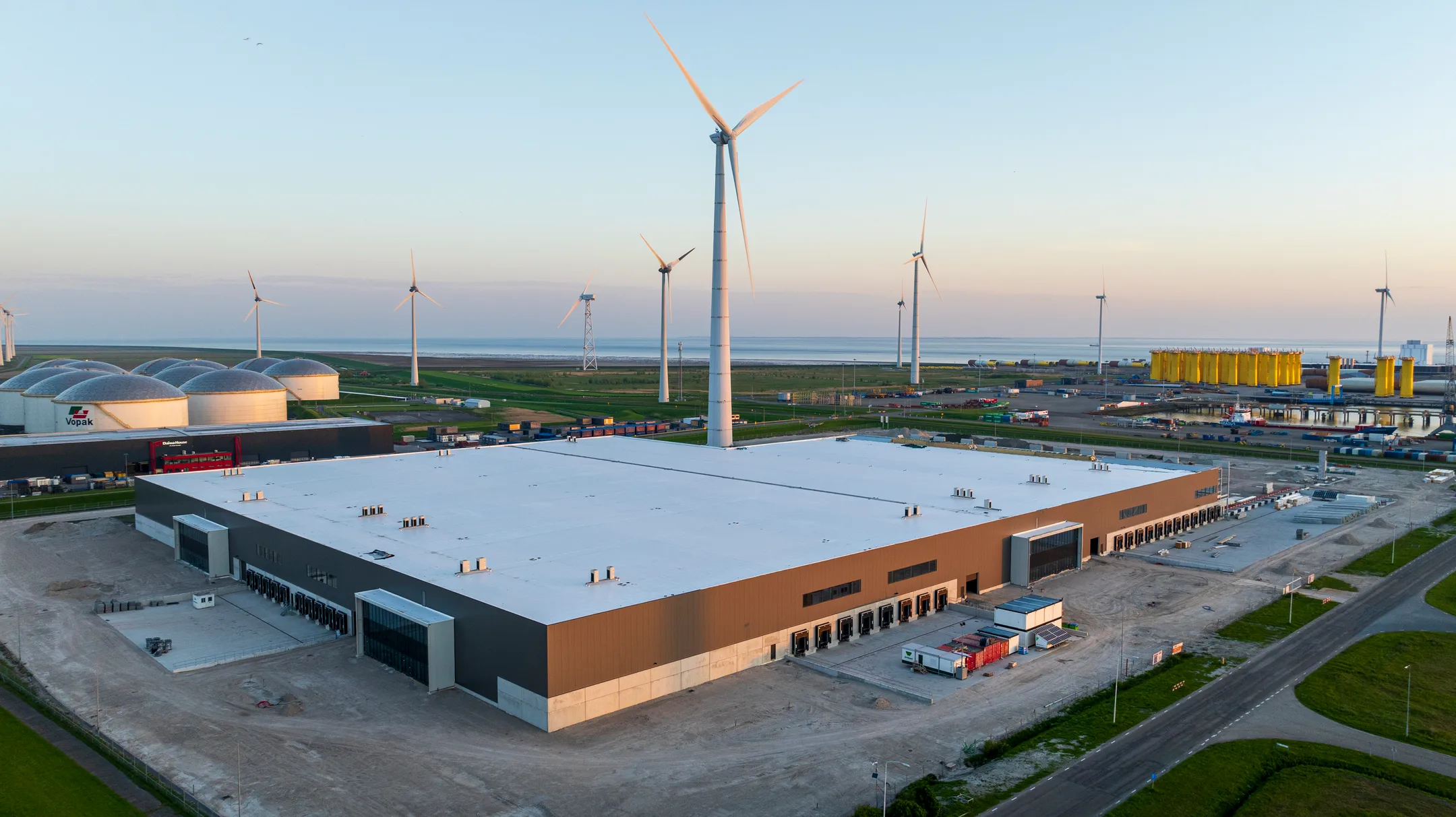 Het nieuwe distributiecentrum van CBRE staat te huur in de Eemshaven. Foto: Necron Group