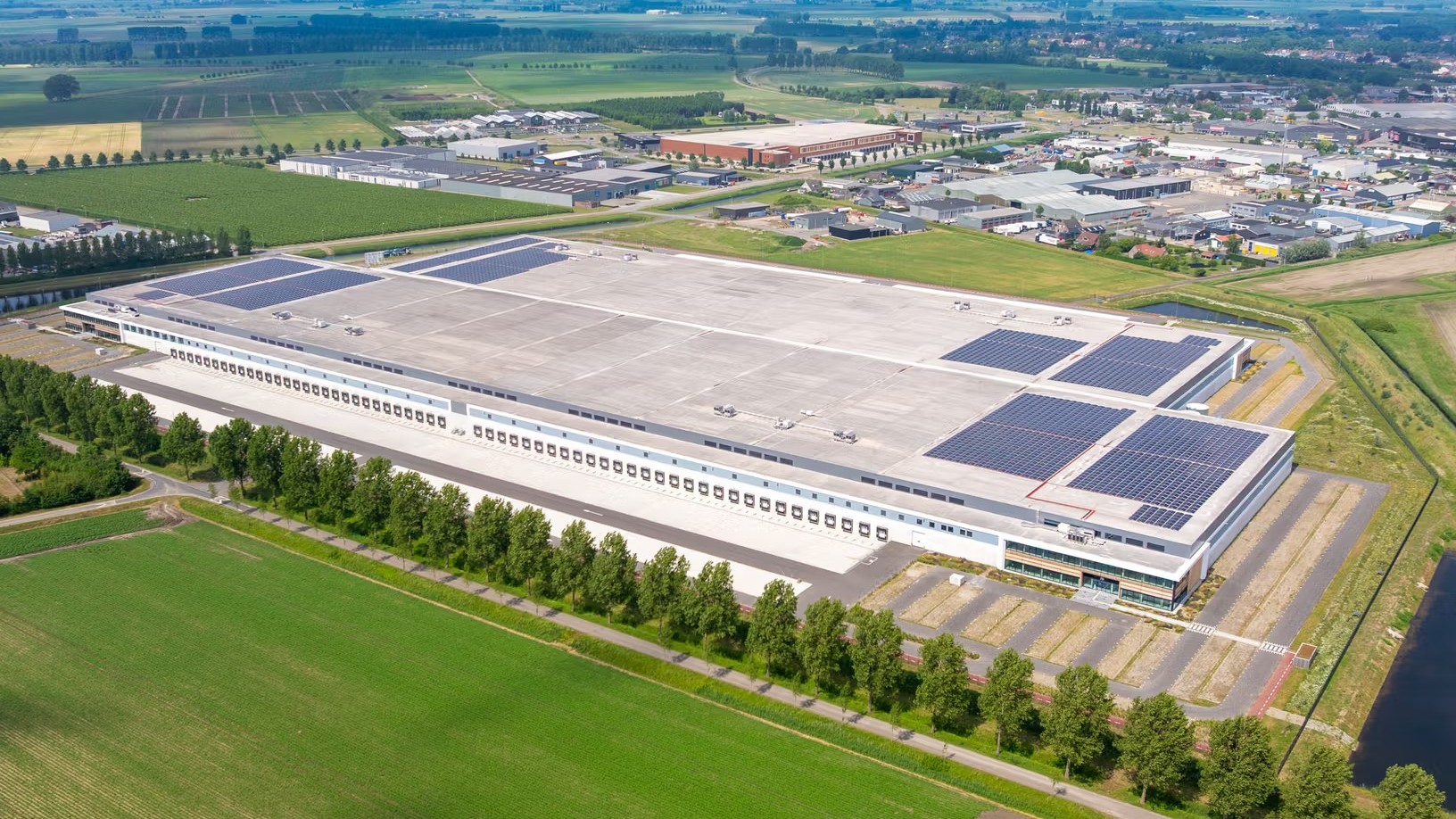 Het dc van EQT Real Estate van bijna 120.000 m2 in Hulst werd eind 2024 opgeleverd en staat nog leeg. (Foto: EQT Real Estate)