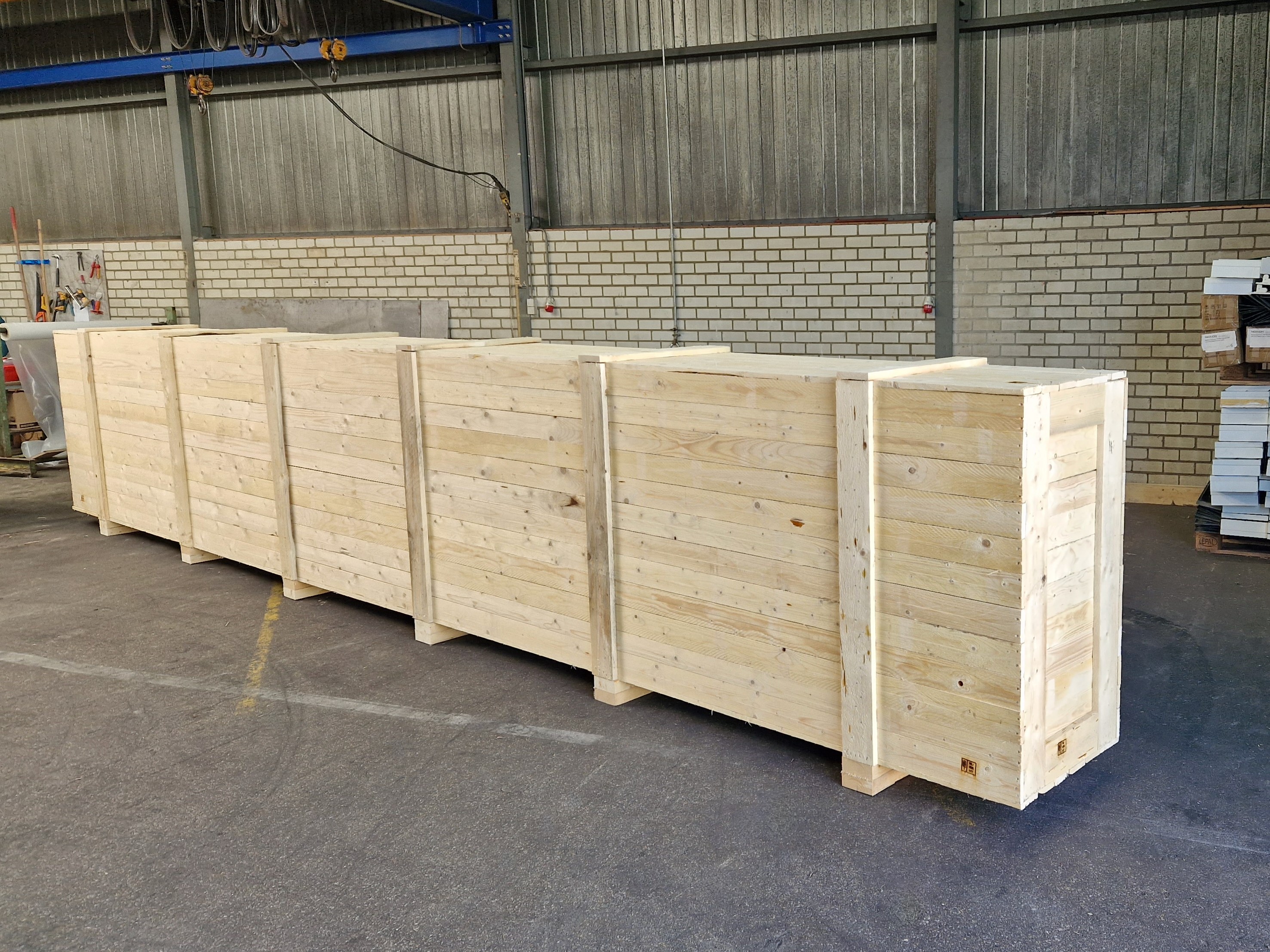 Hout of kunststof: de verpakkingsvraag die elke logistiek manager kent