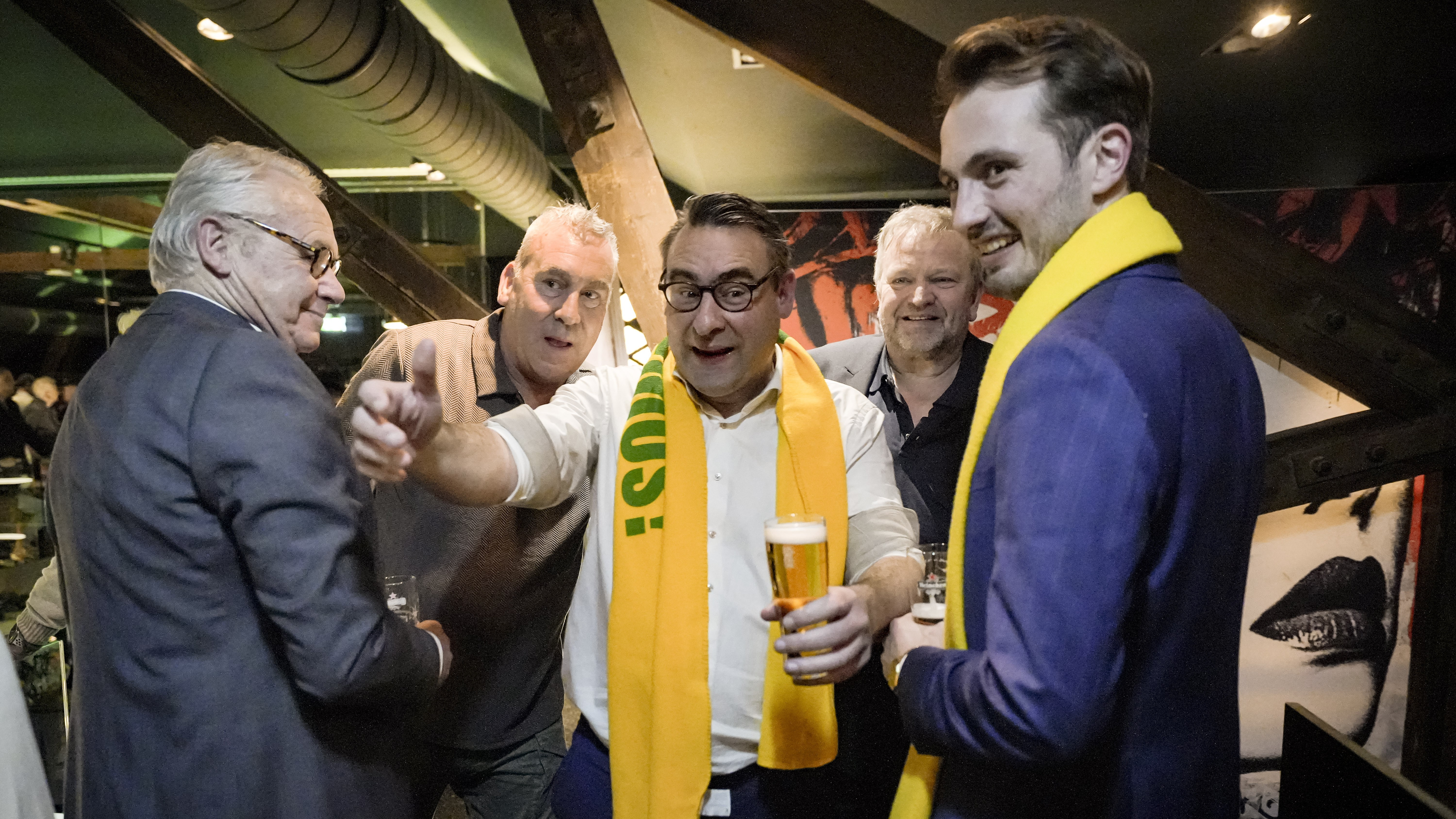 Lijsttrekker Richard de Mos van Hart voor Den Haag reageert op de voorlopige uitslag van de gemeenteraadsverkiezing in restaurant Encore. LINA SELG / ANP