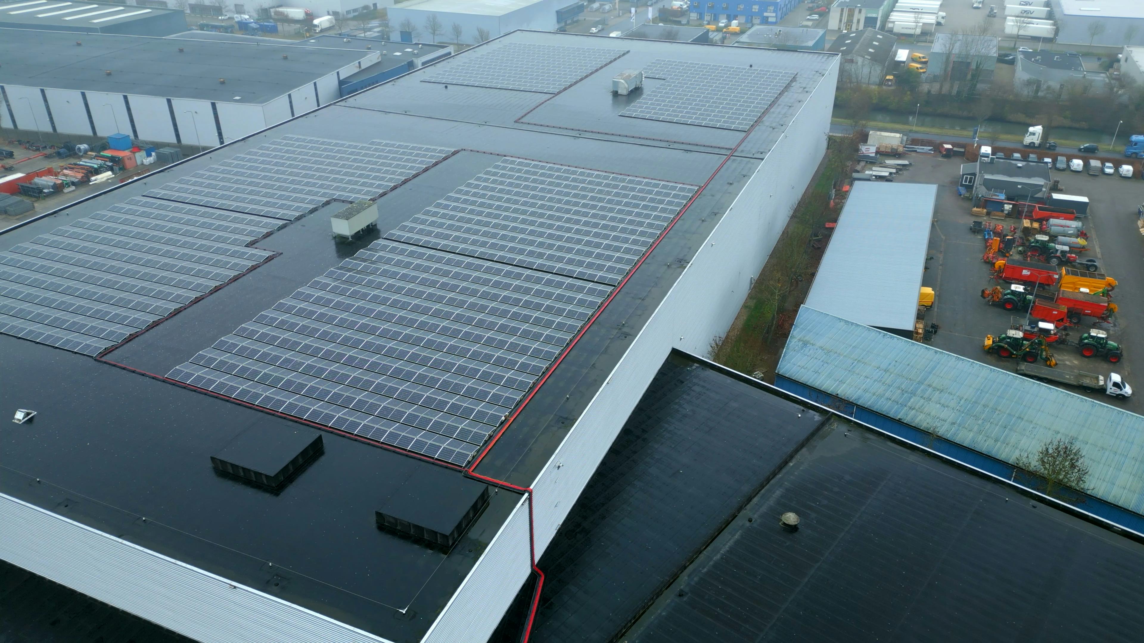 Zonne-installatie van 0,8 MWp op het dak. 