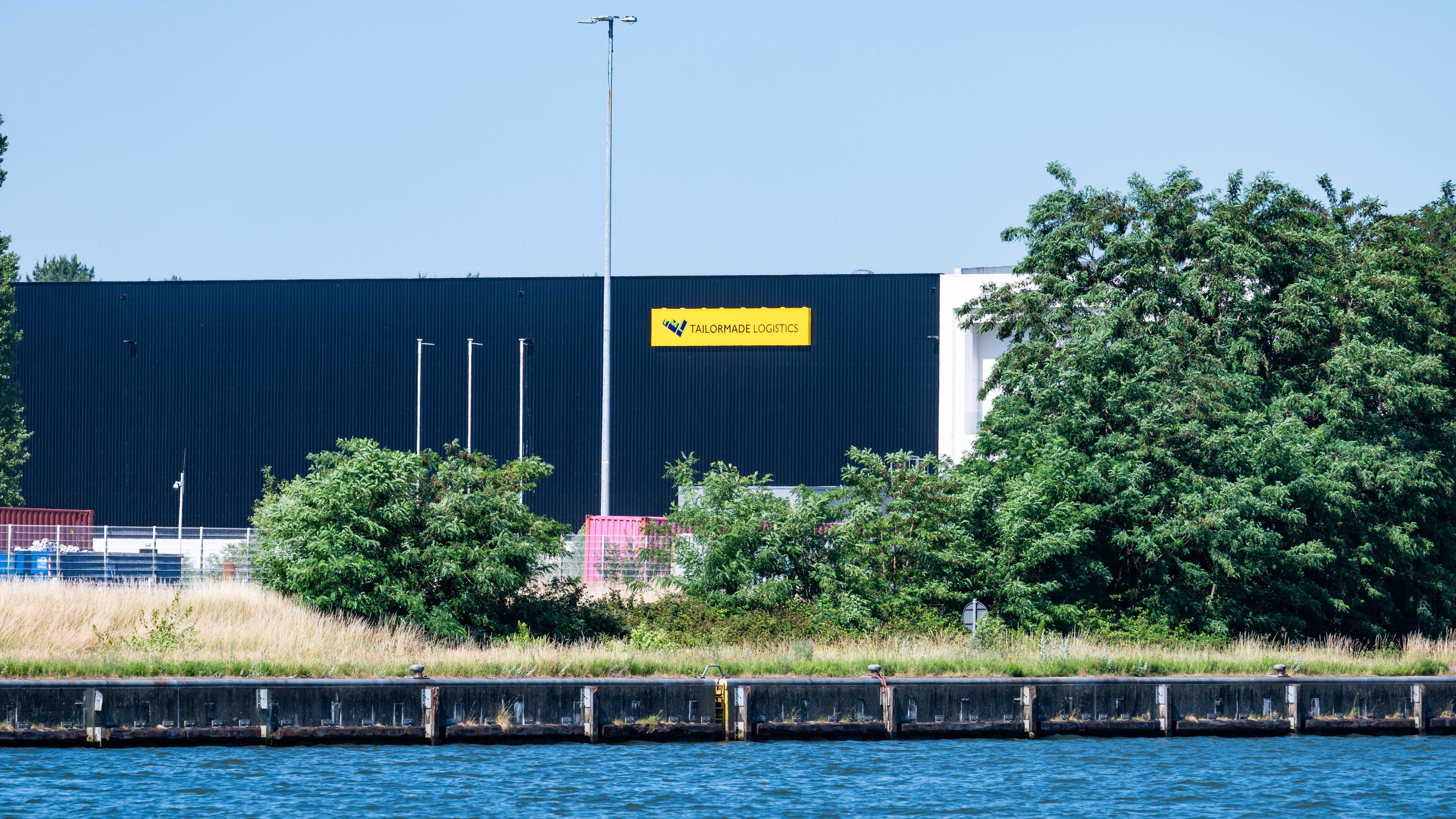 Tailormade Logistics bij Albertkanaal in Meerhout, Provincie Antwerpen Foto: Werner Lerooy / Shutterstock