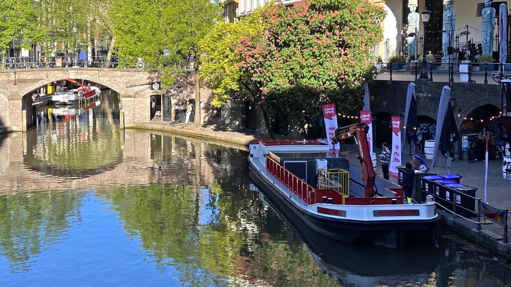 De Stroomboot levert rolcontainers aan de Oudegracht voor supermarkt Boon in Utrecht. Foto: Birgit Hendriks