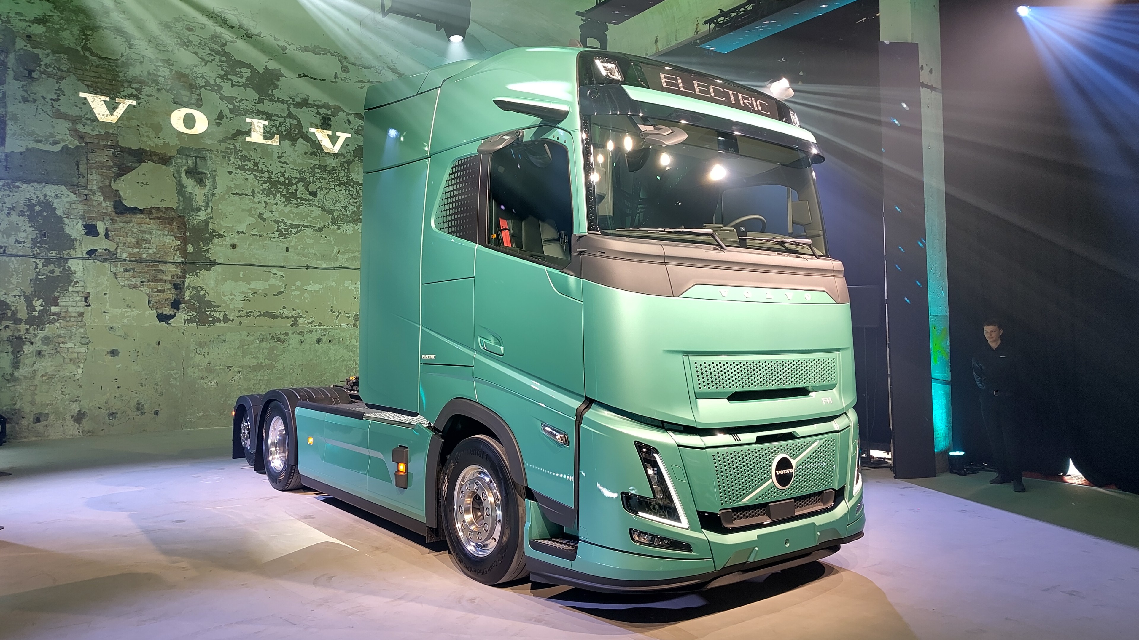 De nieuwe Volvo FH Aero Electric extended range werd maandag 13 april gepresenteerd in Arnhem. 