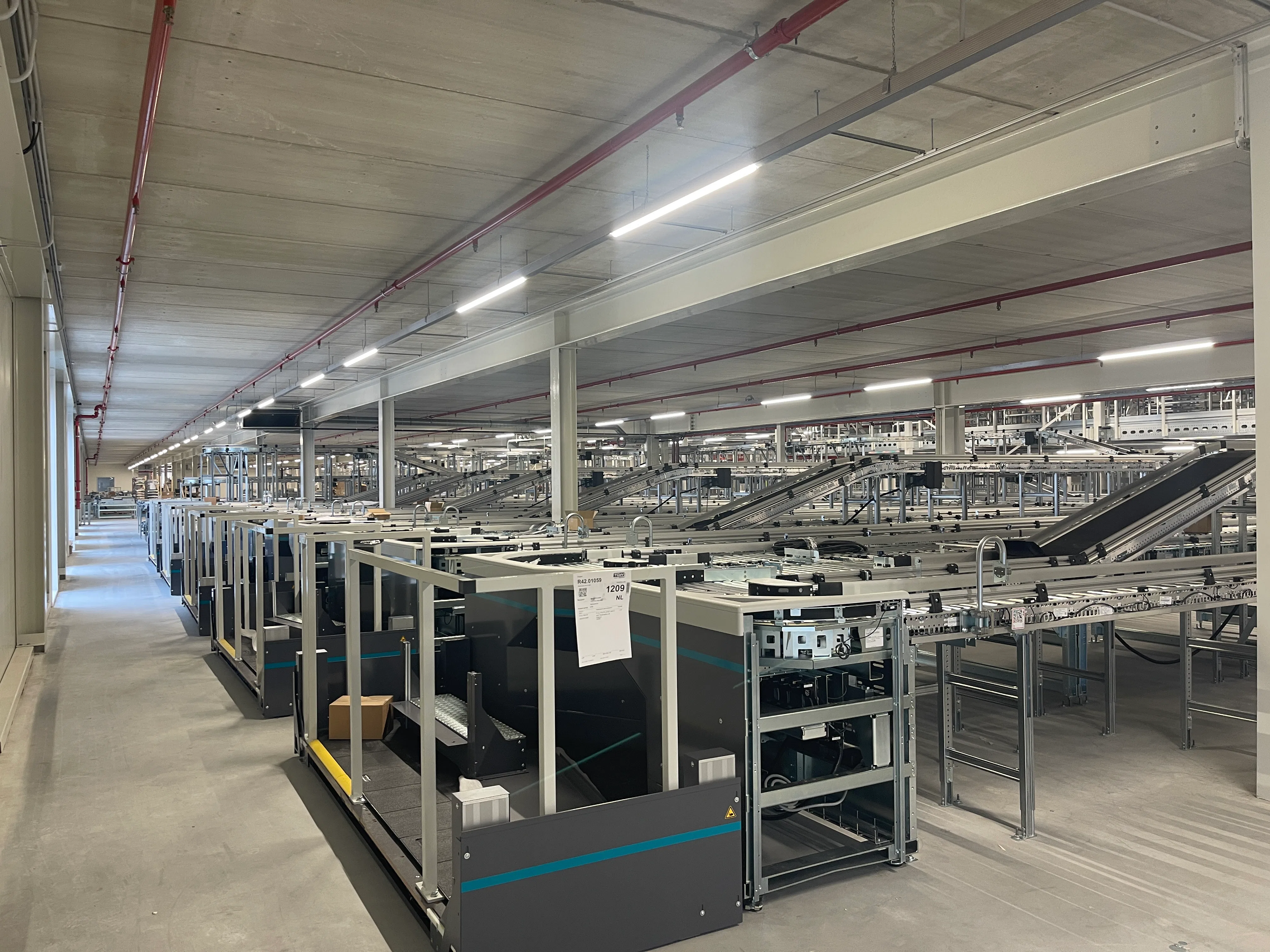 De Jong: 'De stap naar een nieuw, geautomatiseerd distributiecentrum betekent geen afscheid van mensen.'