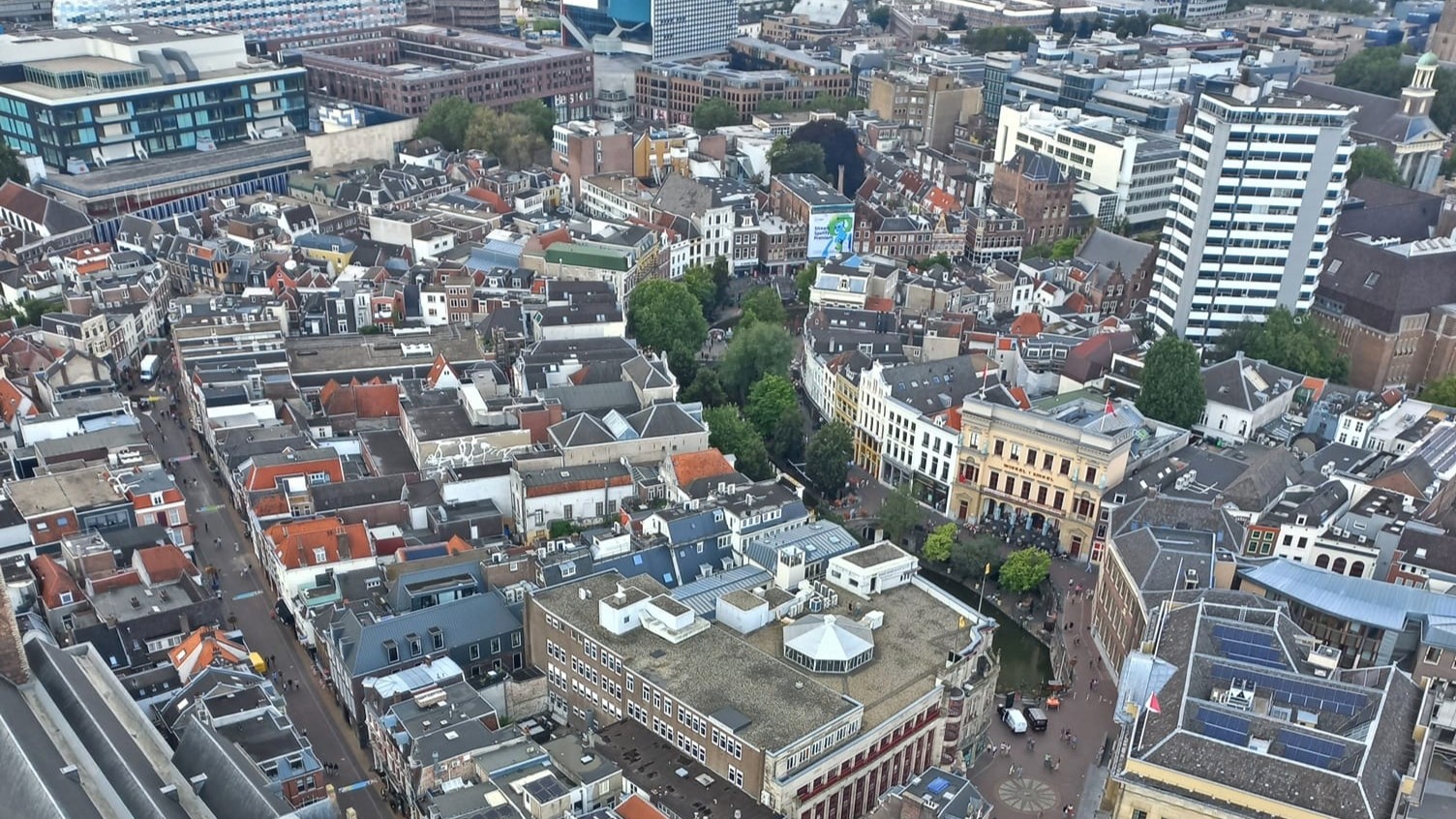 Het centrum van Utrecht krijgt een toegangsbeleid voor zwaar vrachtverkeer tegen bescherming van de historische werven. Foto: Tessa Heerschop