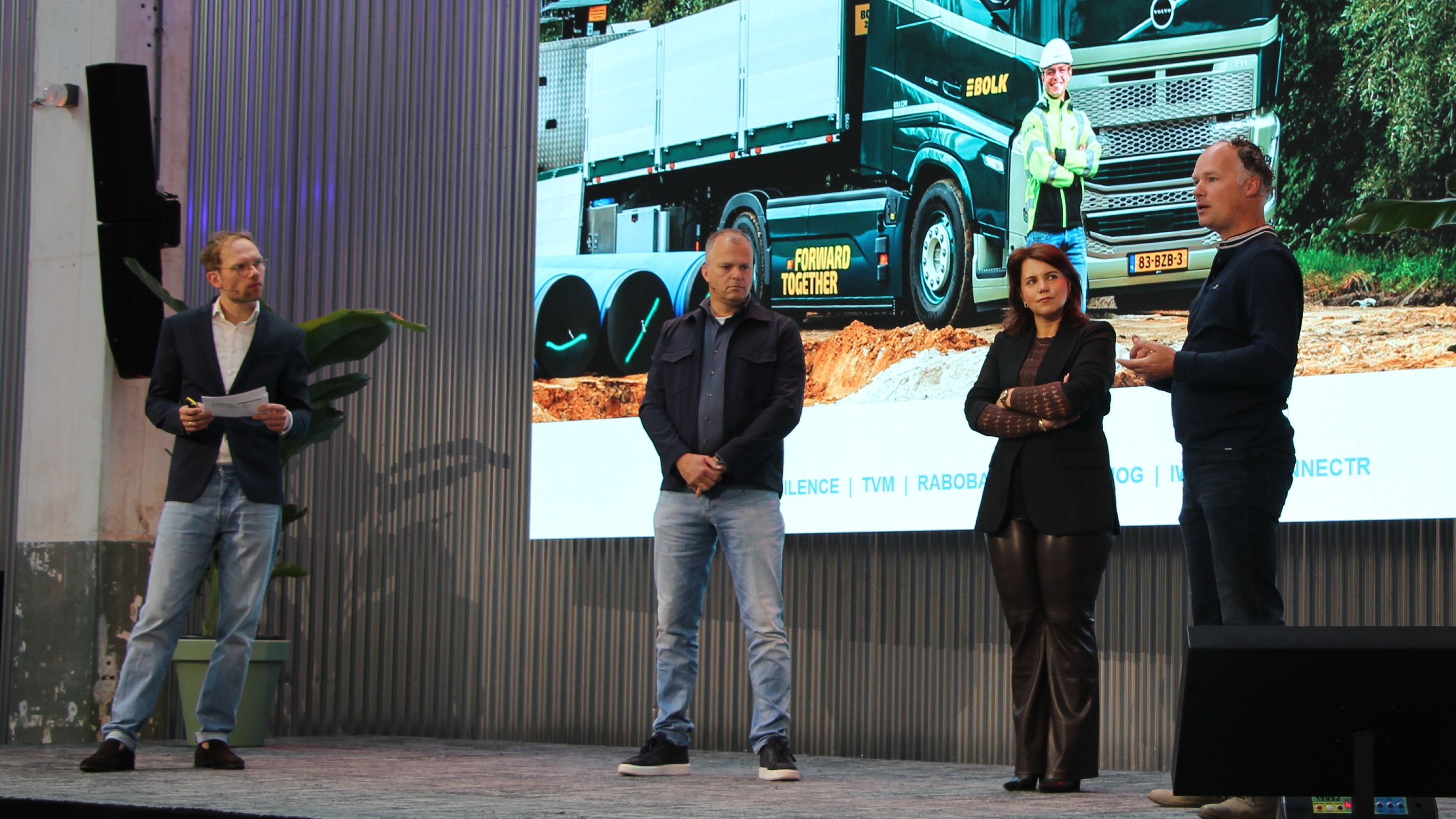 Van links naar rechts: Lennard Nellestein (Connectr), Marco Pikkemaat (Bolk Transport), Marieke Kuijpers (Rabobank) en Jeroen Scholten (Rabobank). 