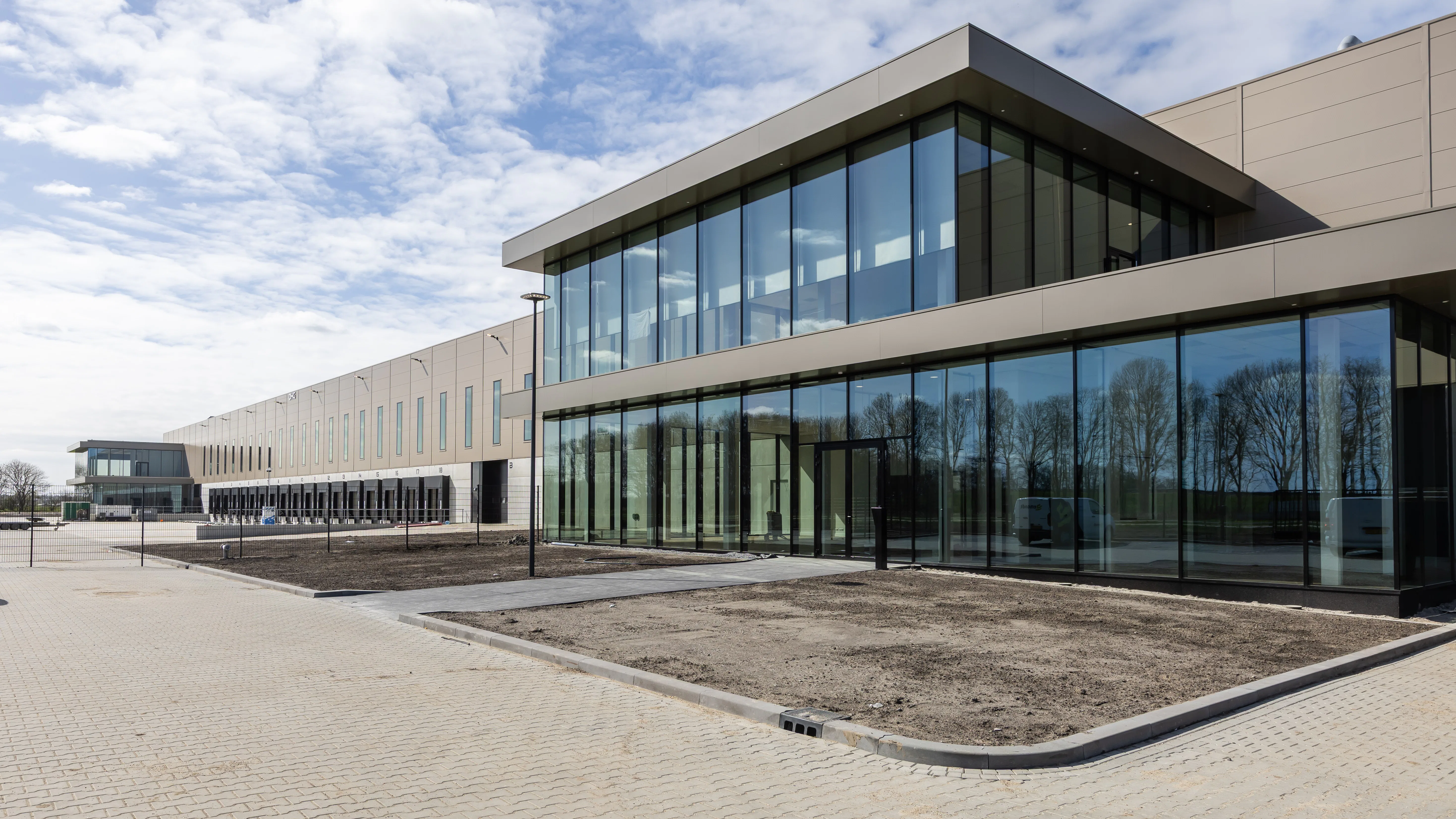 Bij Lelystad Airport ontwikkelt DHG een distributiecentrum van 80.000 m2 dat noodgedwongen volledig zelfvoorzienend is. Foto: Patricia Pietersen Photography