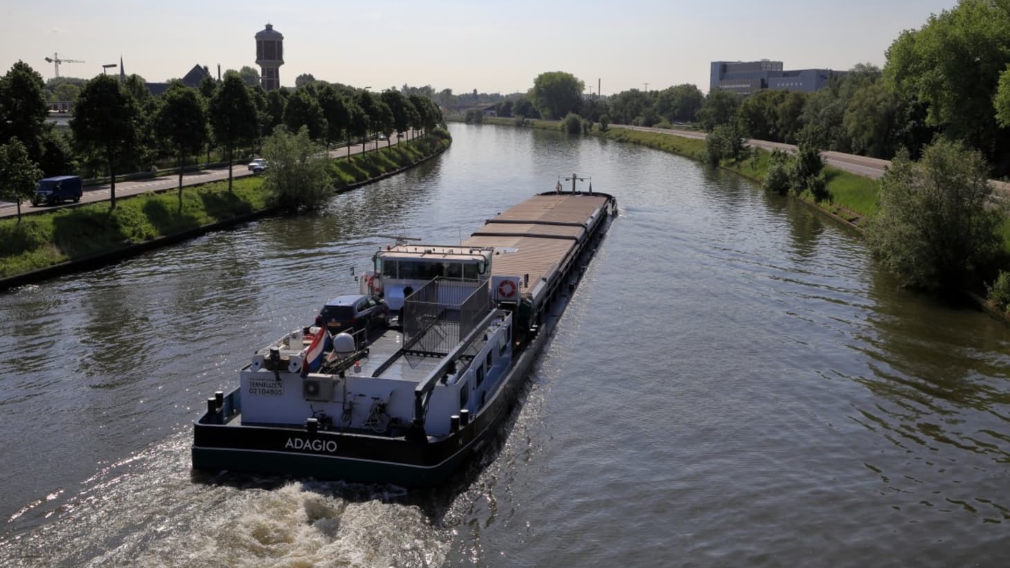 België wil inzetten op de binnenvaart om zo meer vrachtwagens van de weg te krijgen. Foto: Vlaamse regering