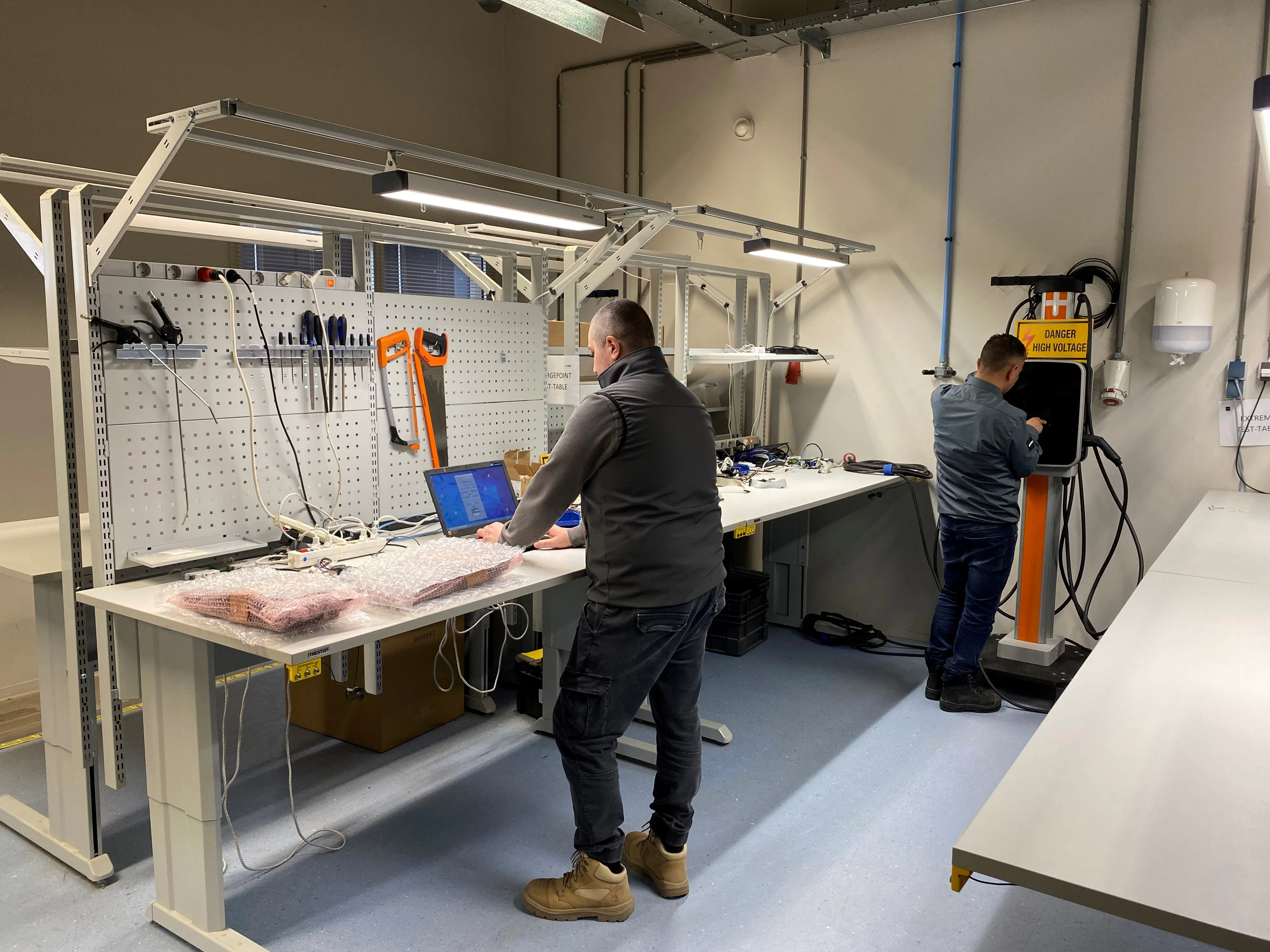 ‘In de VAL-afdeling van BBL Logistics worden producten verwerkt en voorbereid volgens klantspecifieke wensen.’