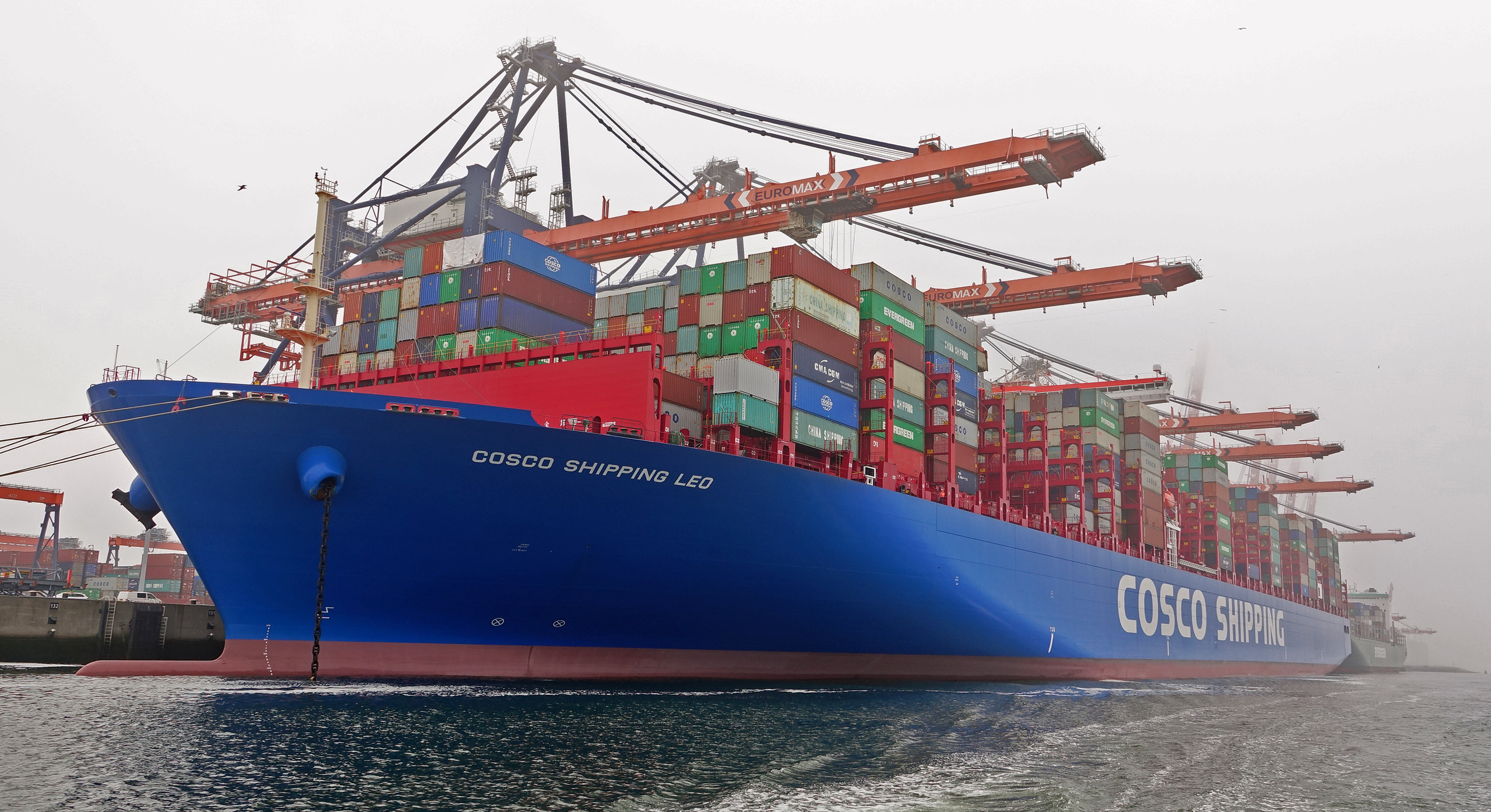 Containerschip Leo van de Chinese rederij Cosco in de Rotterdamse haven. Foto: Kees Torn / WikiMedia