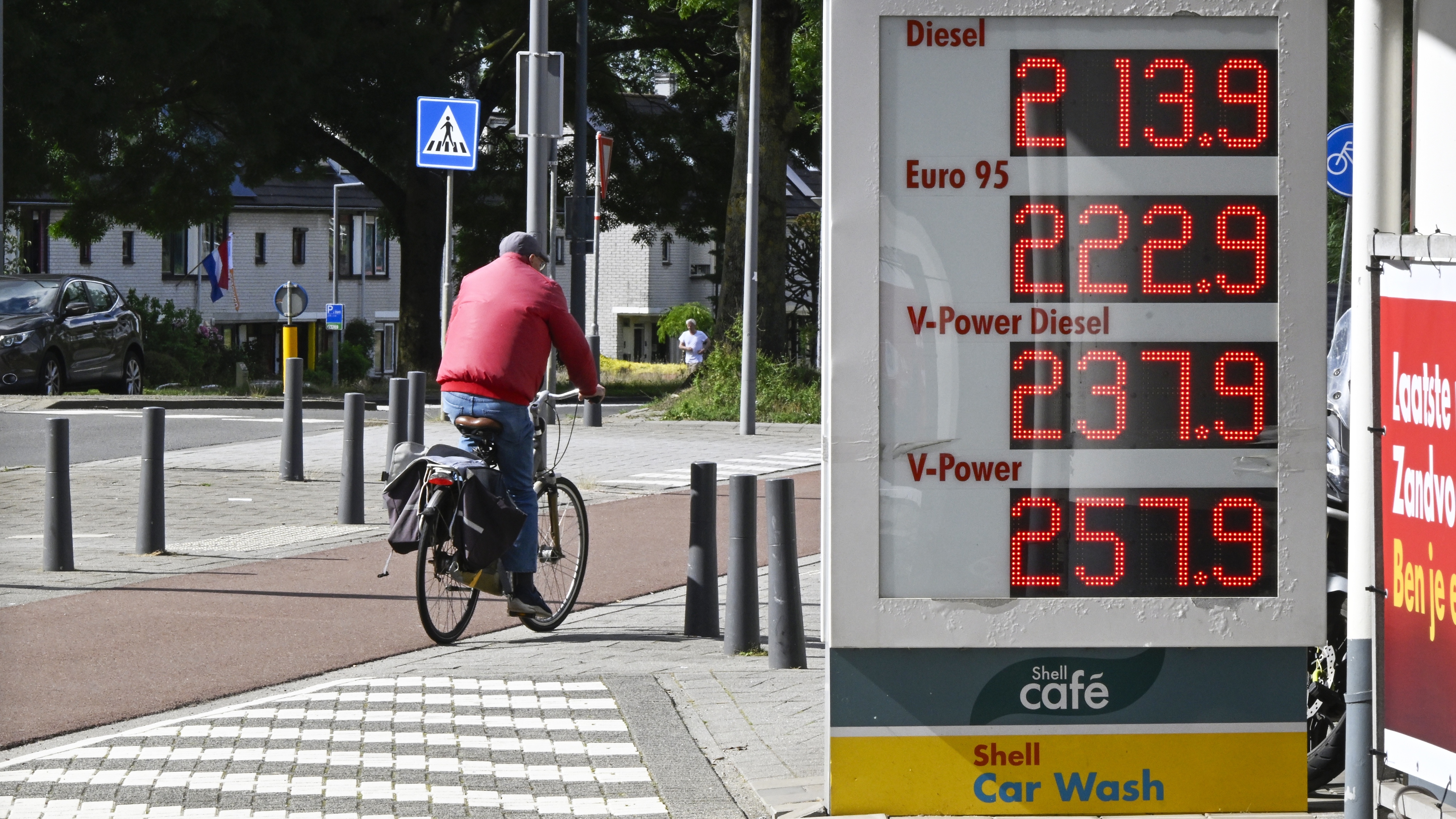 De brandstofprijzen bij een Shell tankstation in Rotterdam. Foto Peter Hilz/ANP