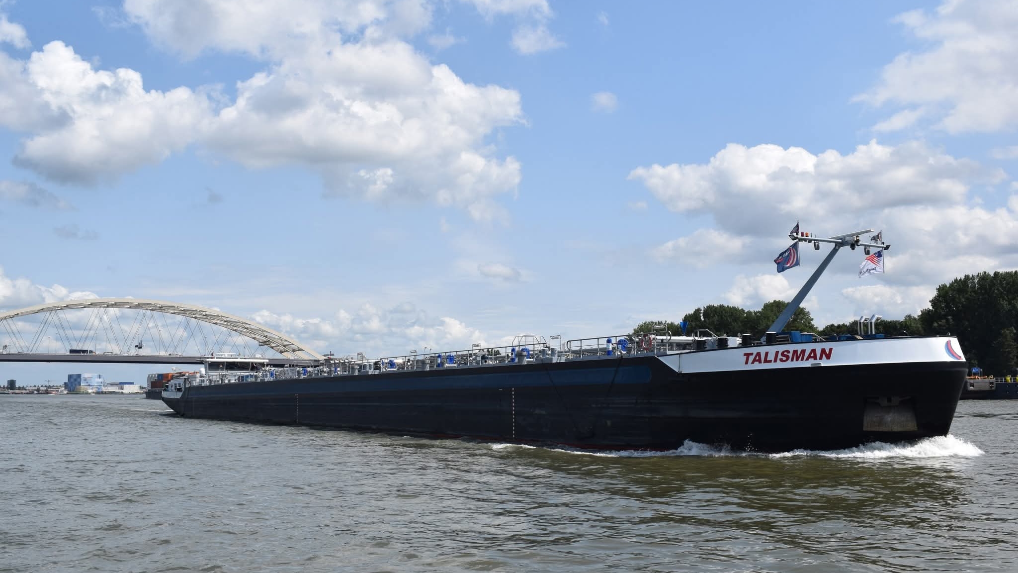 Binnenvaartschip Talisman bij de Van Brienenoordbrug. Foto: Tessa Heerschop