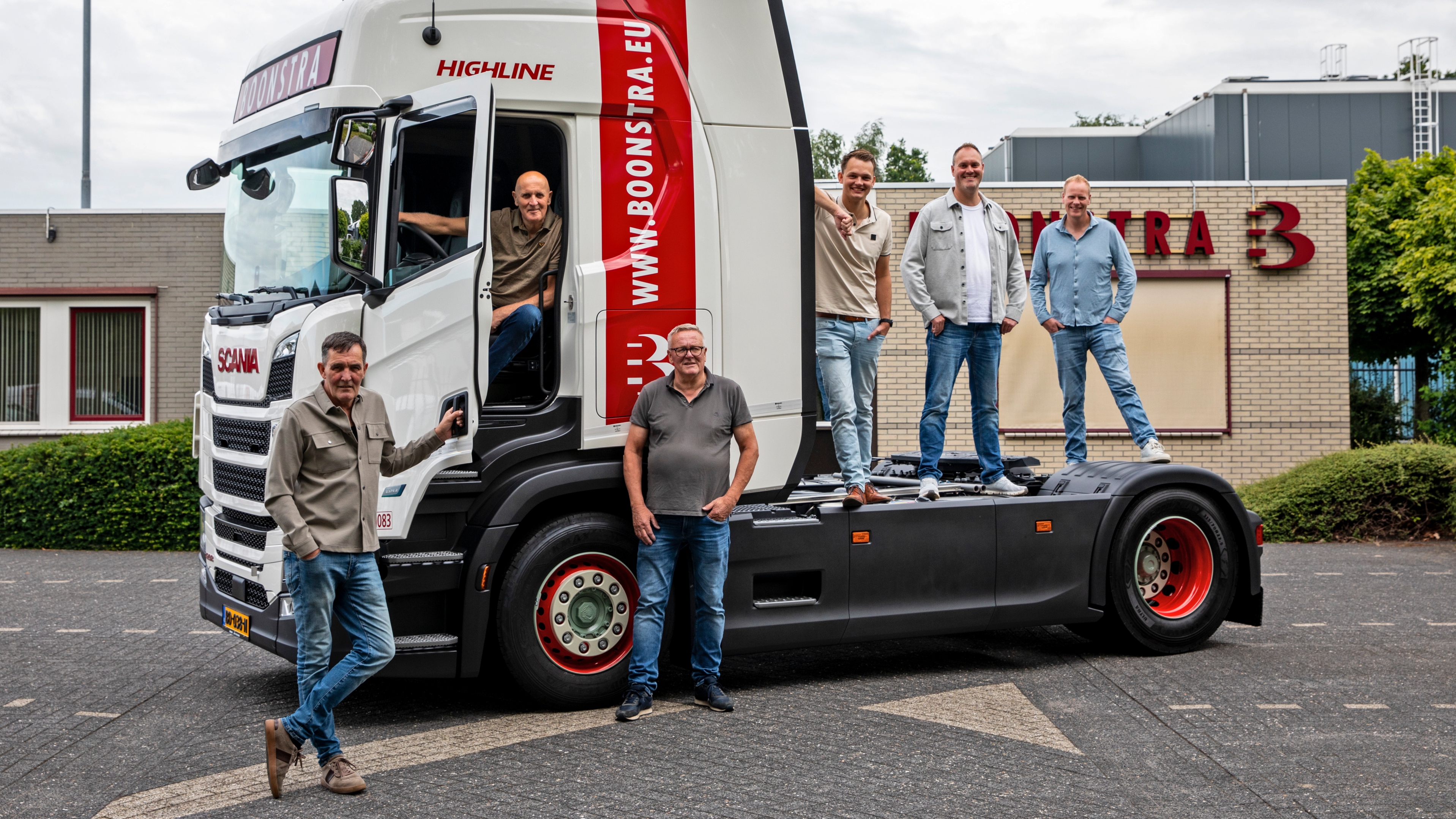 De nieuwe generatie neemt het stokje over in familiebedrijf Boonstra Transport.  Foto's Anne van der Woude