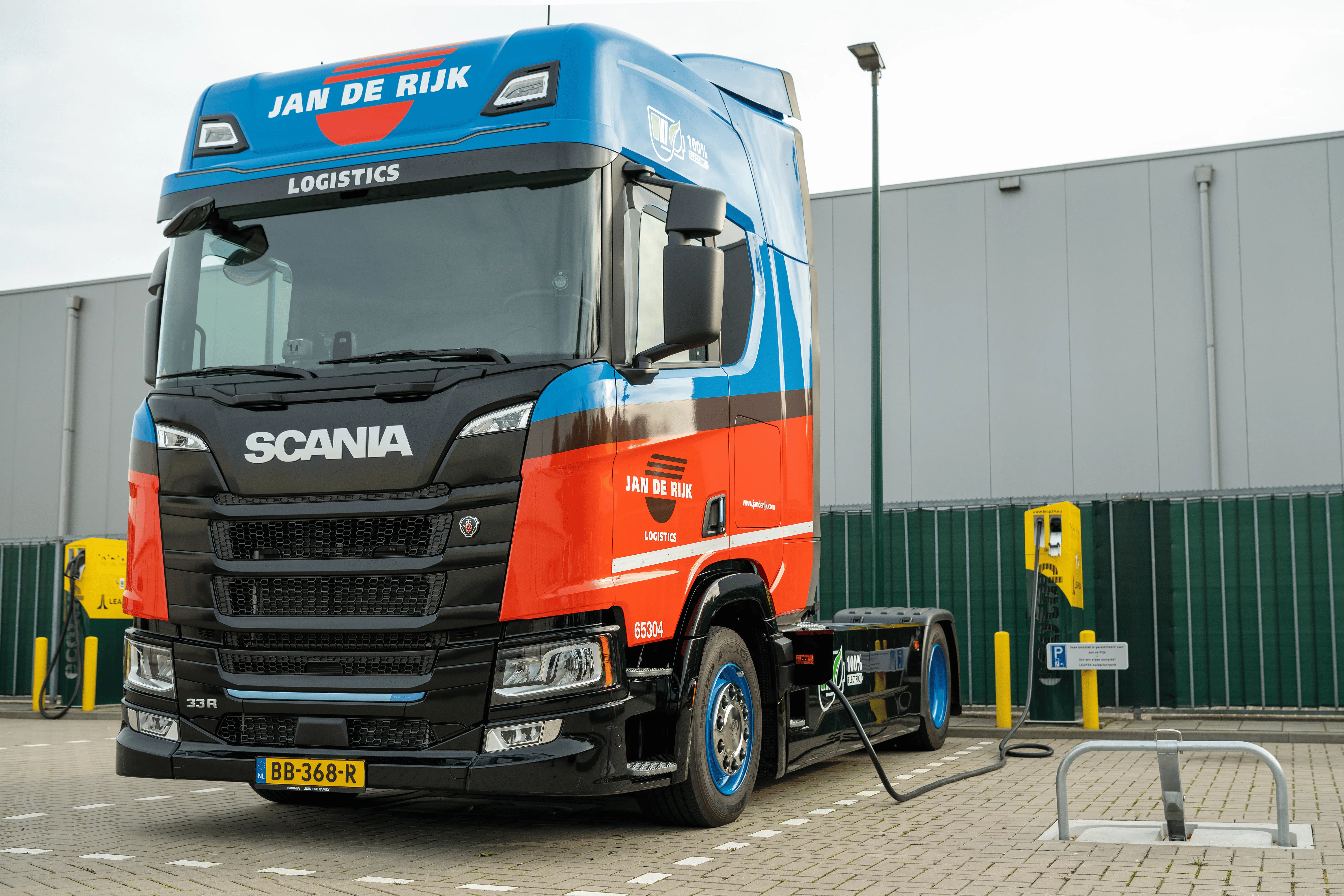 Een e-truck van Jan de Rijk op een gereserveerde PartnerPark-laadplek in Zwolle.