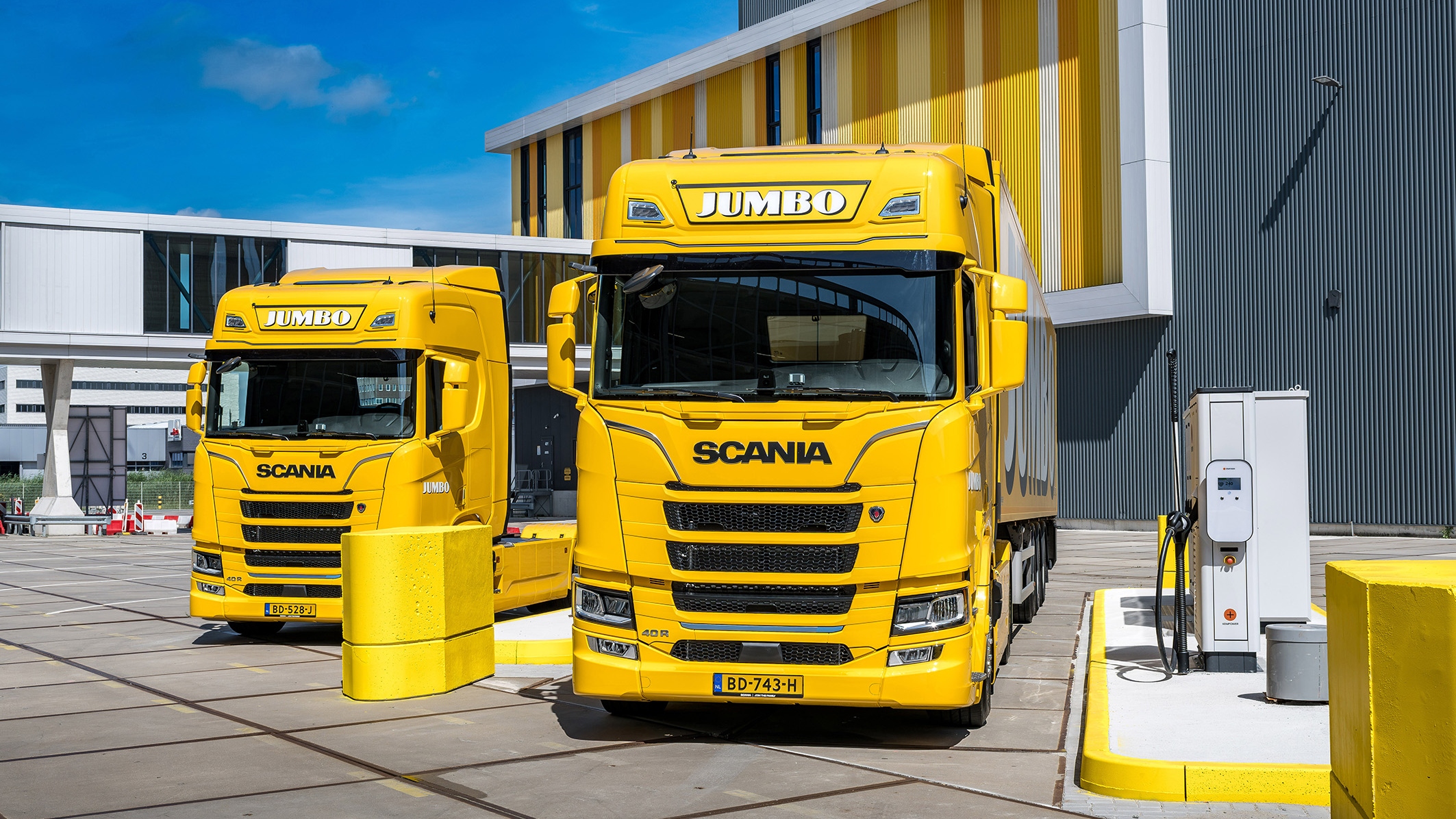 Elektrische trucks van Scania bij het laadplein. Foto: Jumbo