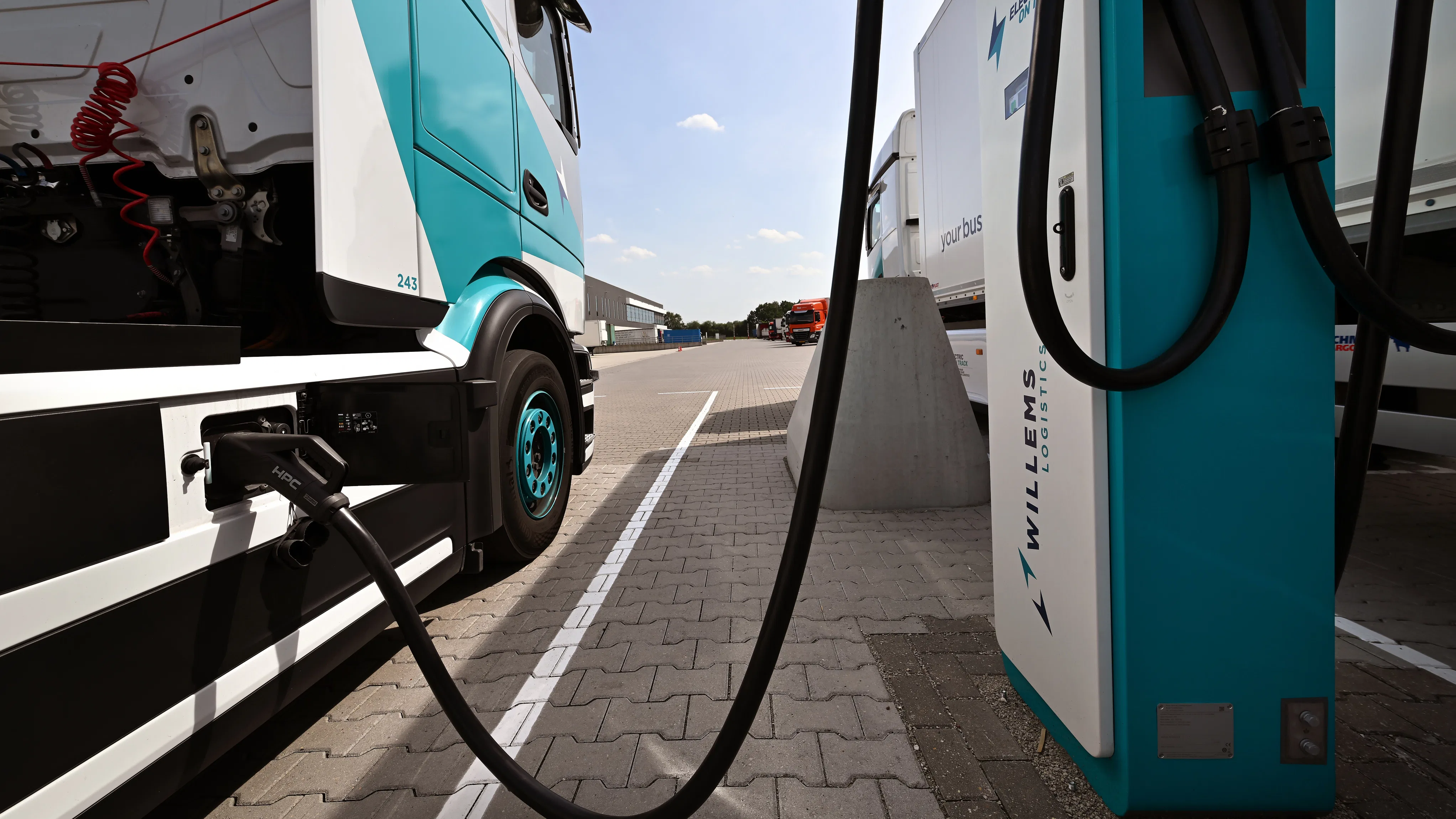 E-trucks op het laadplein bij Willems Logistics. De vrachtwagens rijden elektrisch op zelf opgewekte zonnestroom. Foto: ANP / Marcel van den Bergh
